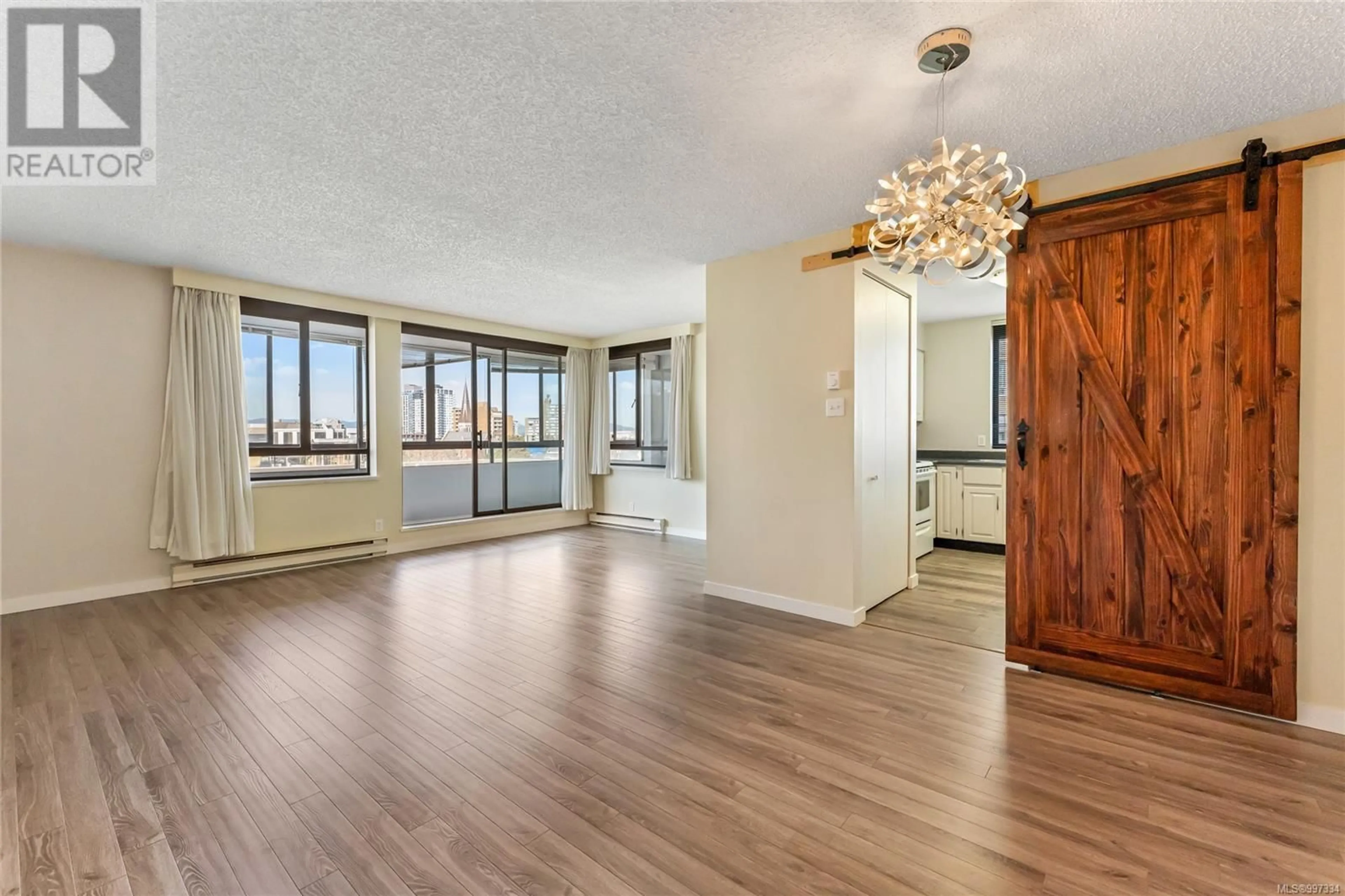 Indoor foyer for 701 - 1026 JOHNSON STREET, Victoria British Columbia V8V3N7