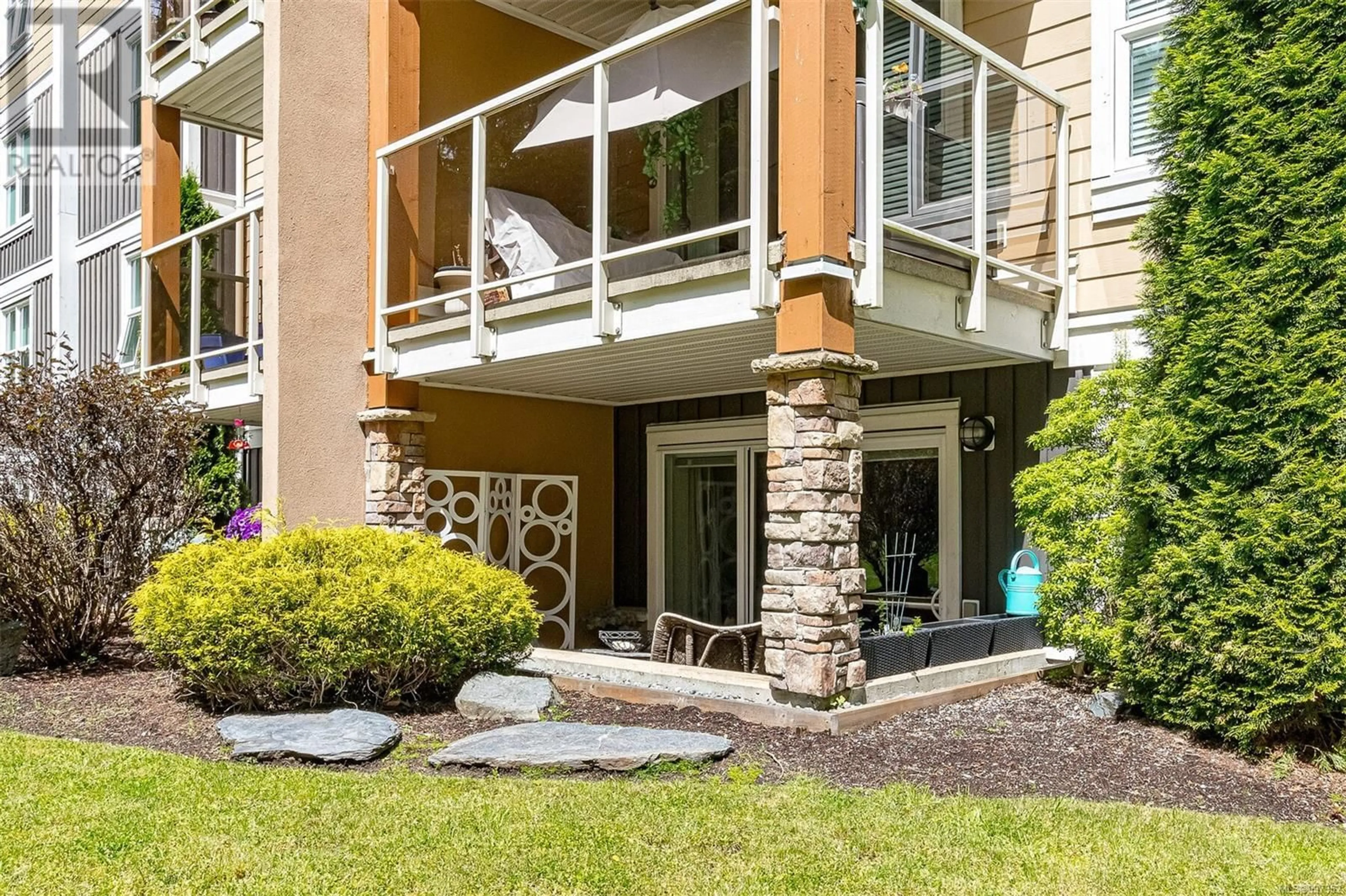 Patio, water/lake/river/ocean view for 104 - 4701 UPLANDS DRIVE, Nanaimo British Columbia V9T5Y2