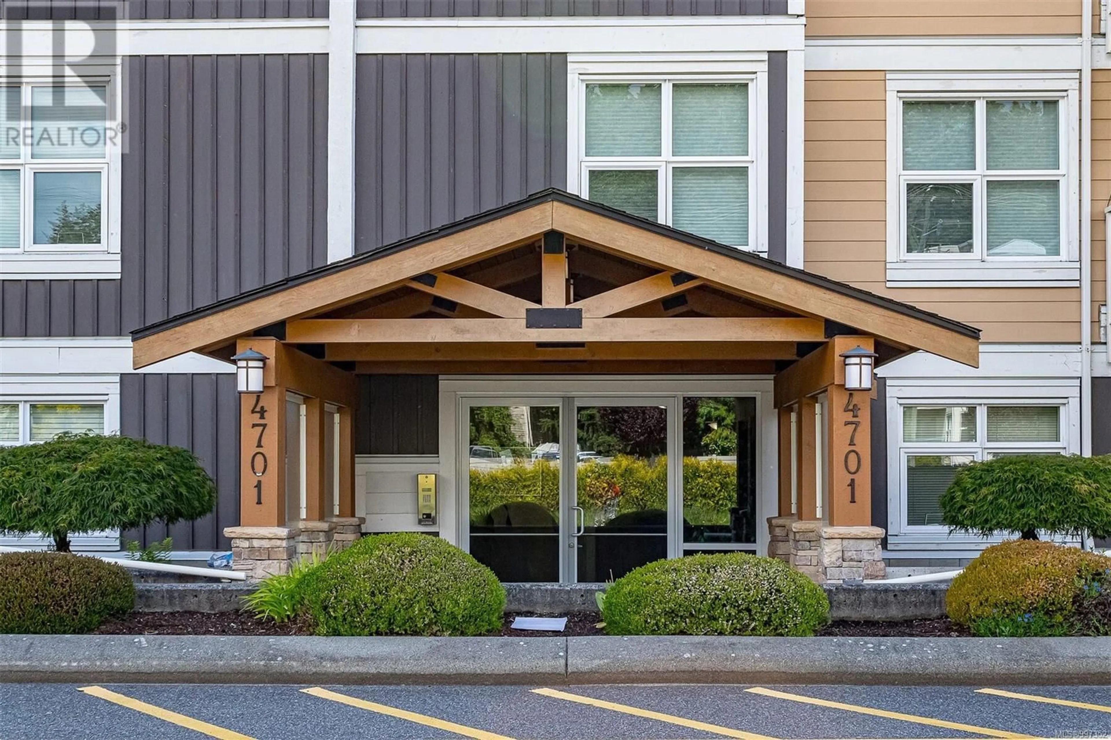 Indoor foyer for 104 - 4701 UPLANDS DRIVE, Nanaimo British Columbia V9T5Y2