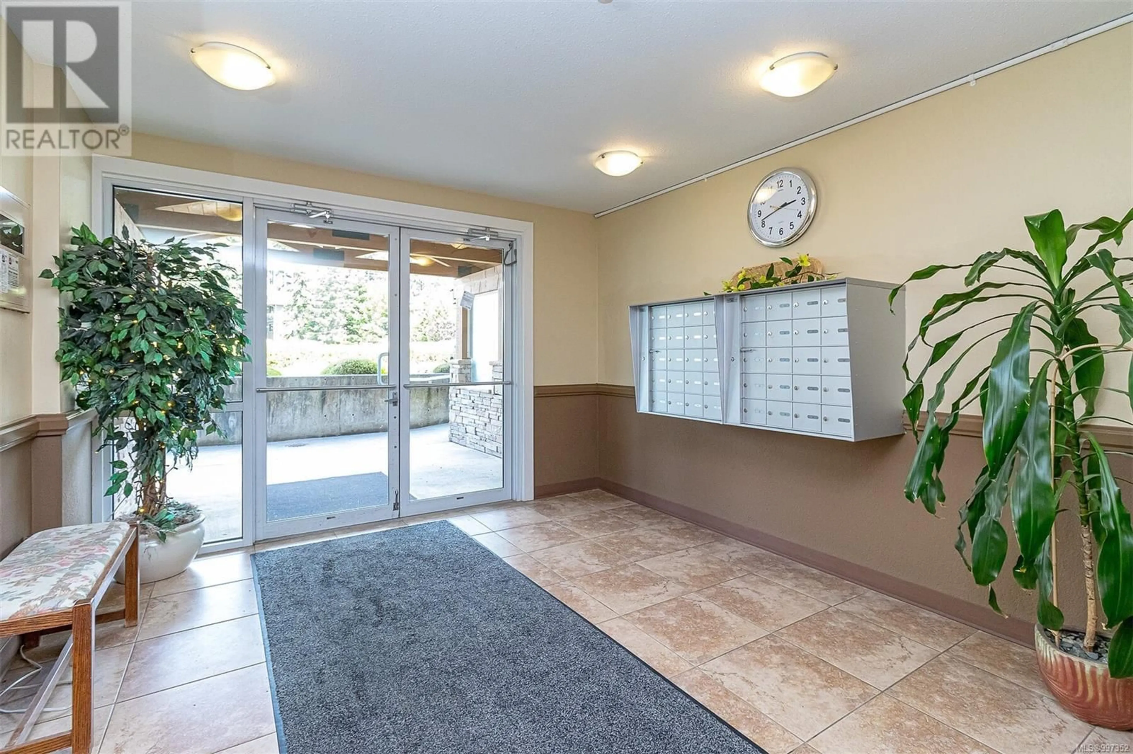 Indoor foyer for 104 - 4701 UPLANDS DRIVE, Nanaimo British Columbia V9T5Y2