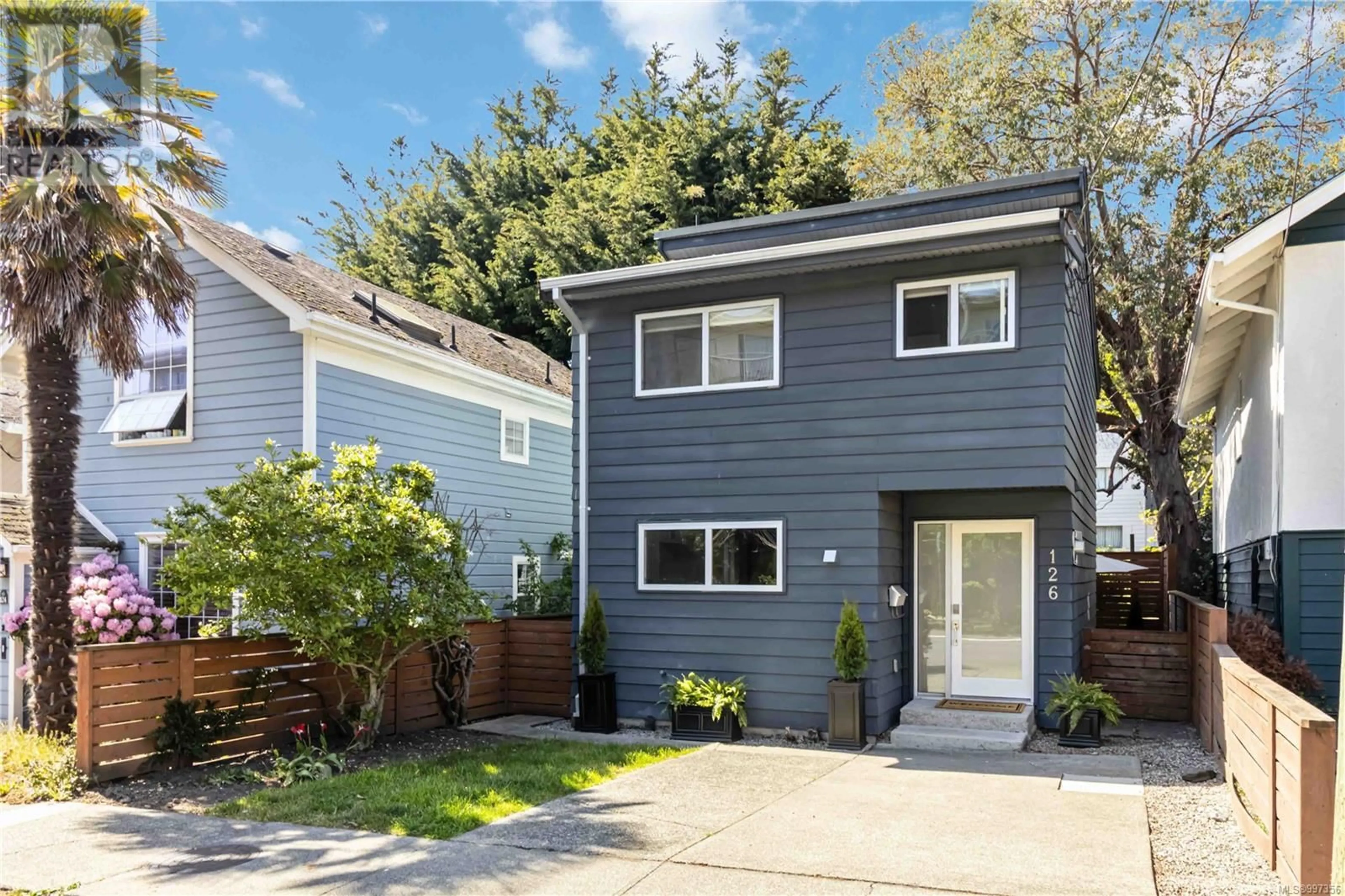 Home with vinyl exterior material, street for 126 RENDALL STREET, Victoria British Columbia V8V2E3