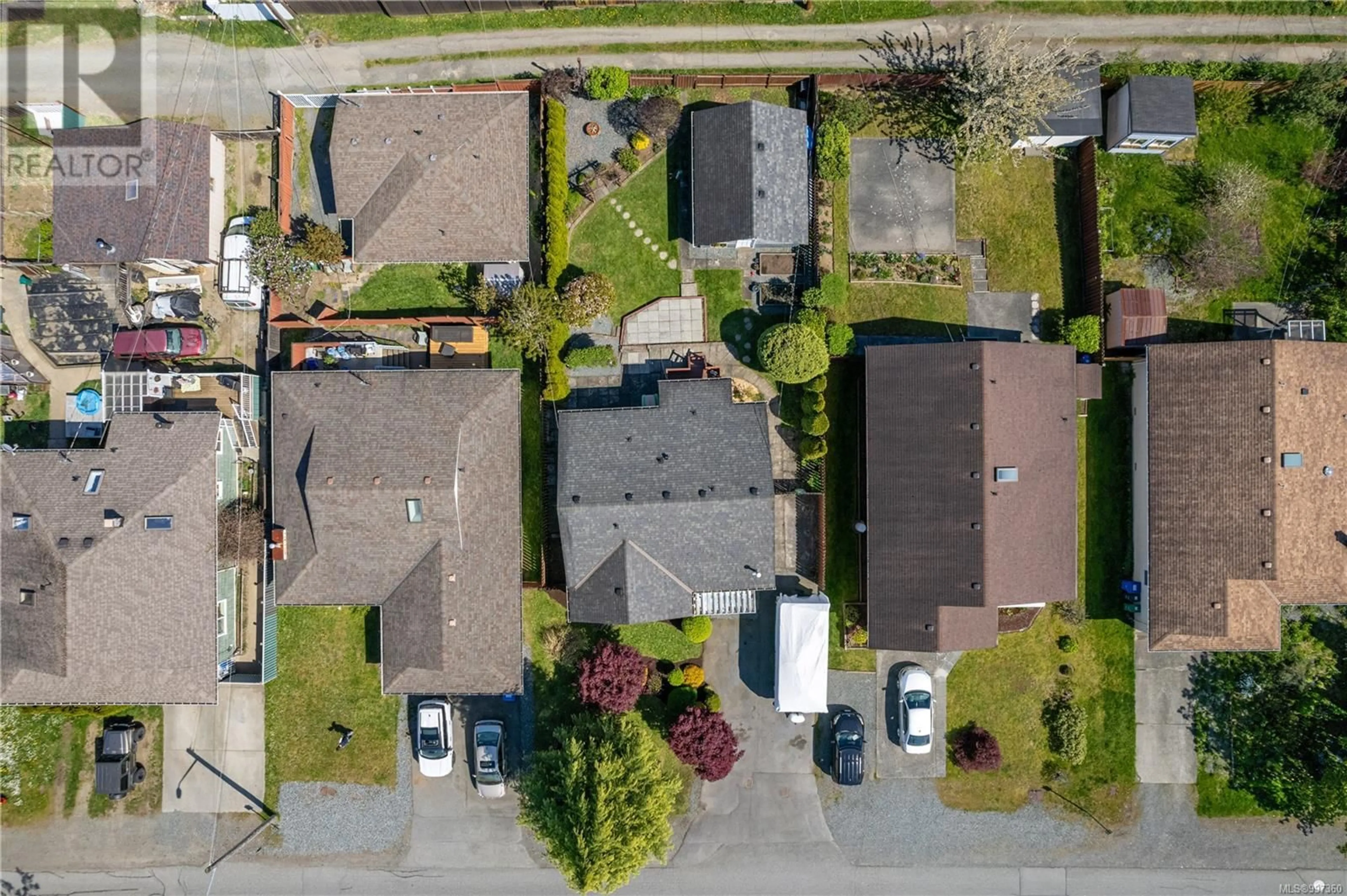 A pic from outside/outdoor area/front of a property/back of a property/a pic from drone, street for 436 HILLCREST AVENUE, Nanaimo British Columbia V9R3M1