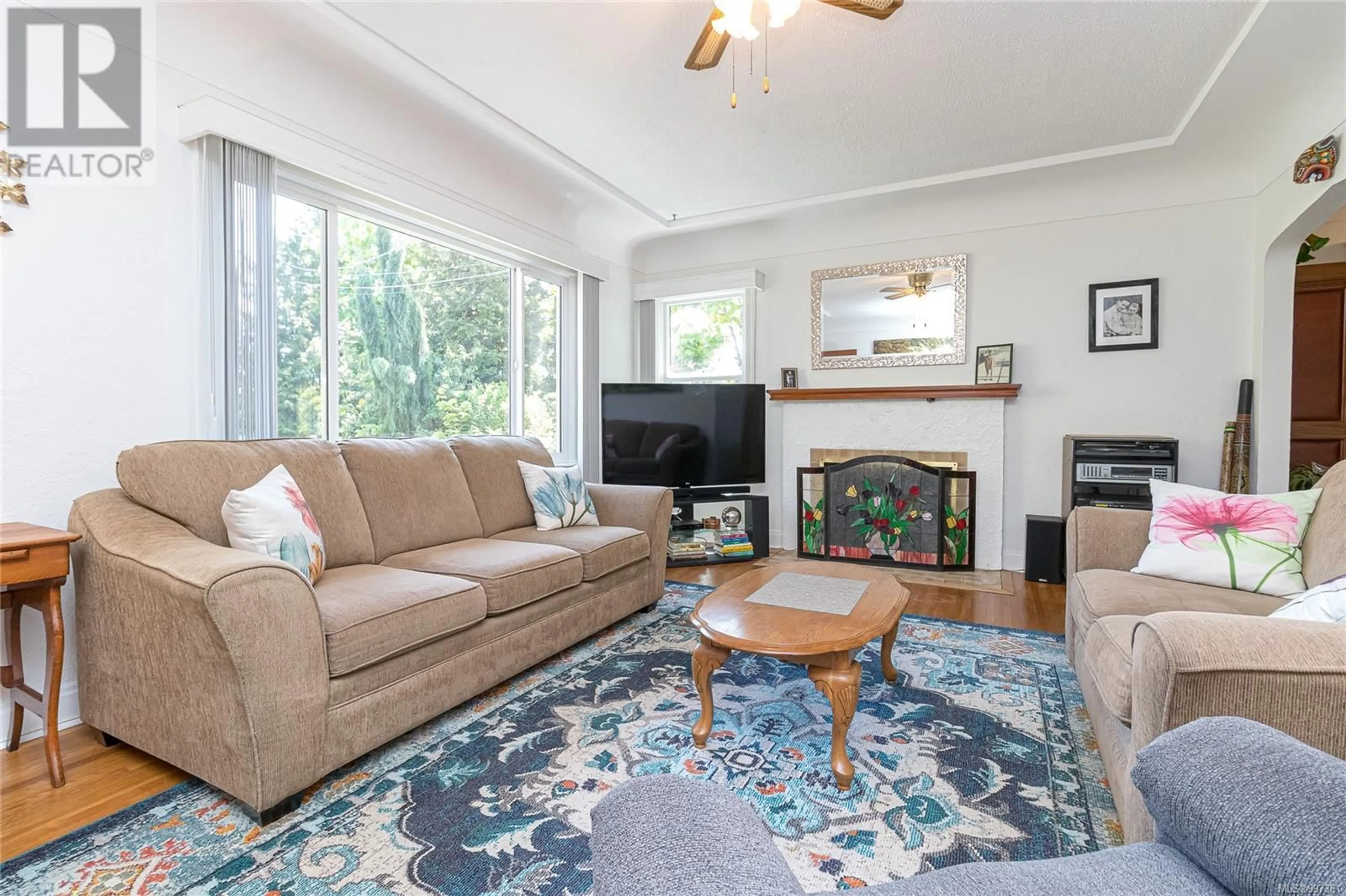 Living room with furniture, unknown for 2846 AUSTIN AVENUE, Saanich British Columbia V9A2K7