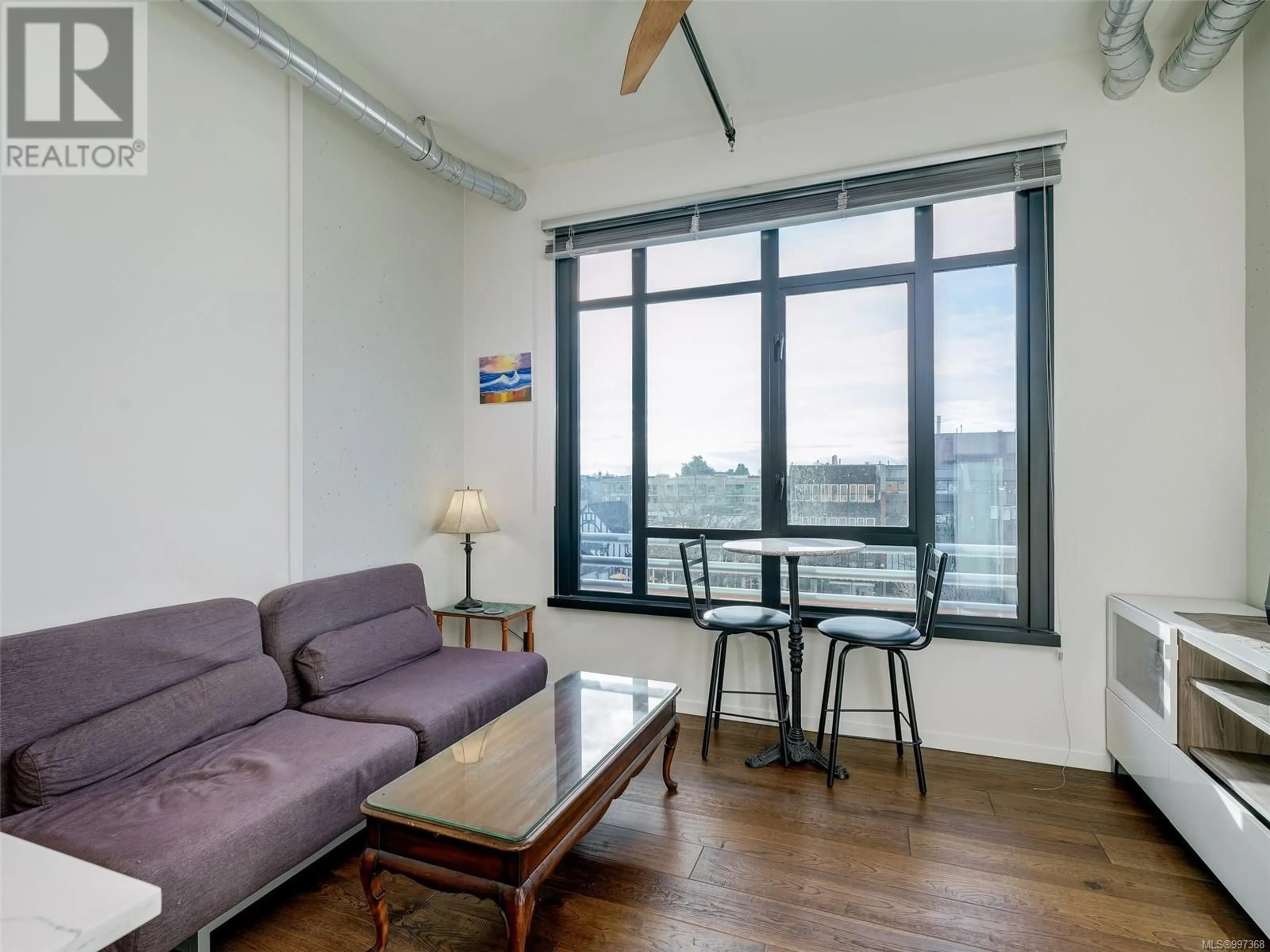 Living room with furniture, wood/laminate floor for 530 - 1029 VIEW STREET, Victoria British Columbia V8V0C9