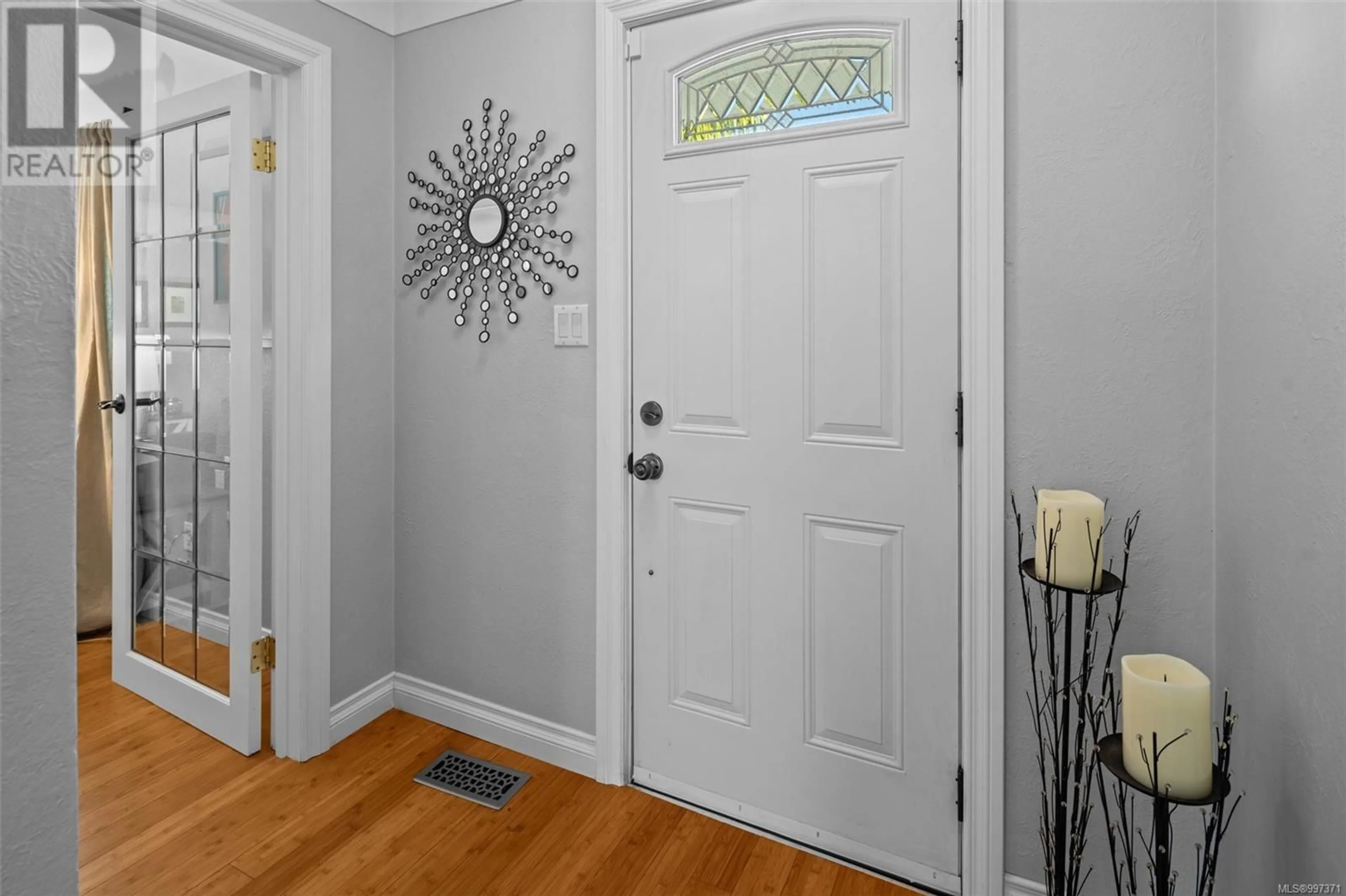 Indoor entryway for 881 SNOWDROP AVENUE, Saanich British Columbia V8Z2N5
