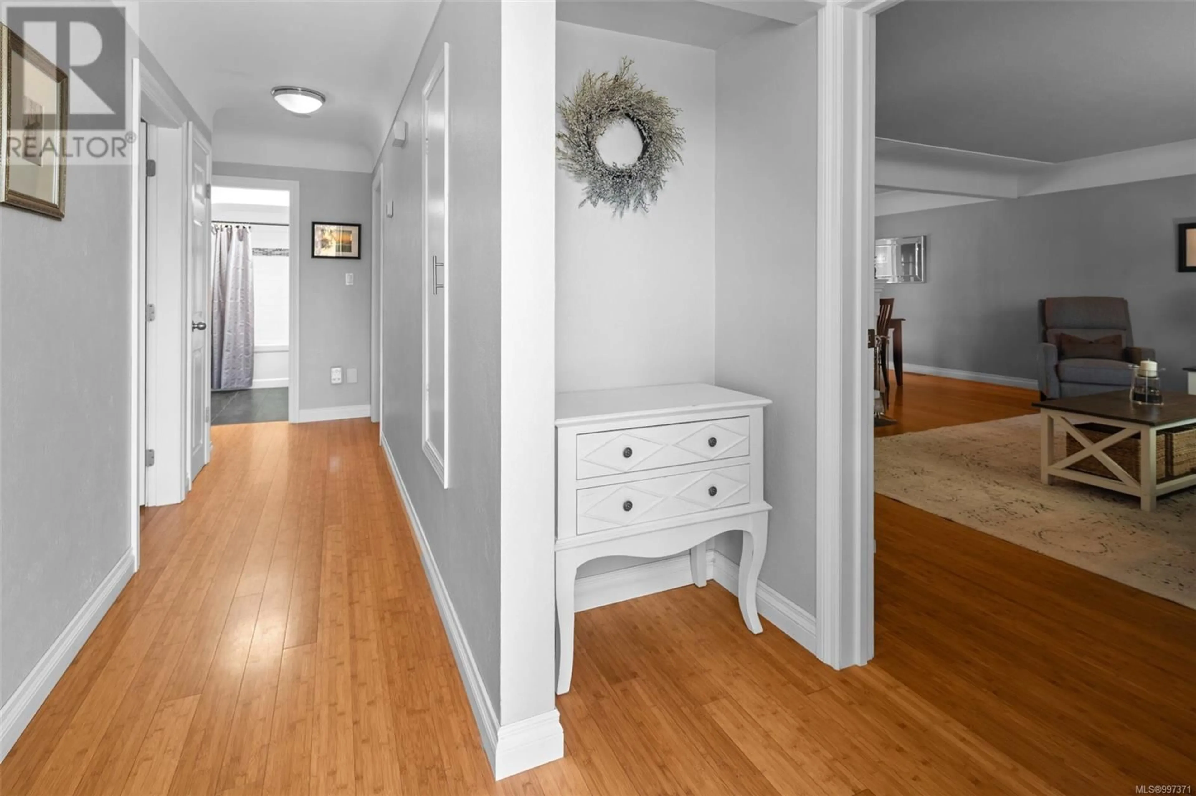 Indoor entryway for 881 SNOWDROP AVENUE, Saanich British Columbia V8Z2N5