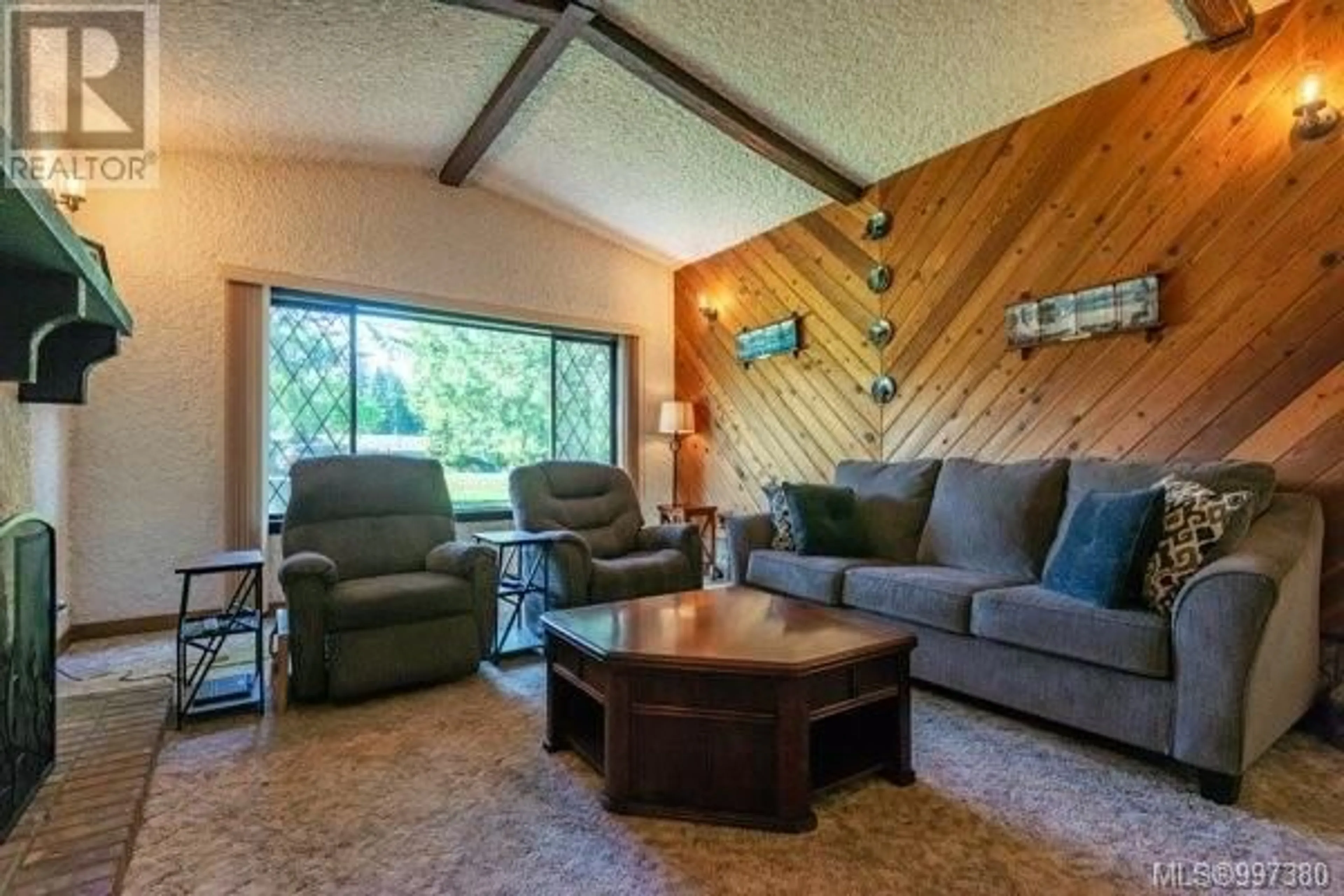Living room with furniture, unknown for 8834 HENDERSON AVENUE, Black Creek British Columbia V9J1A6