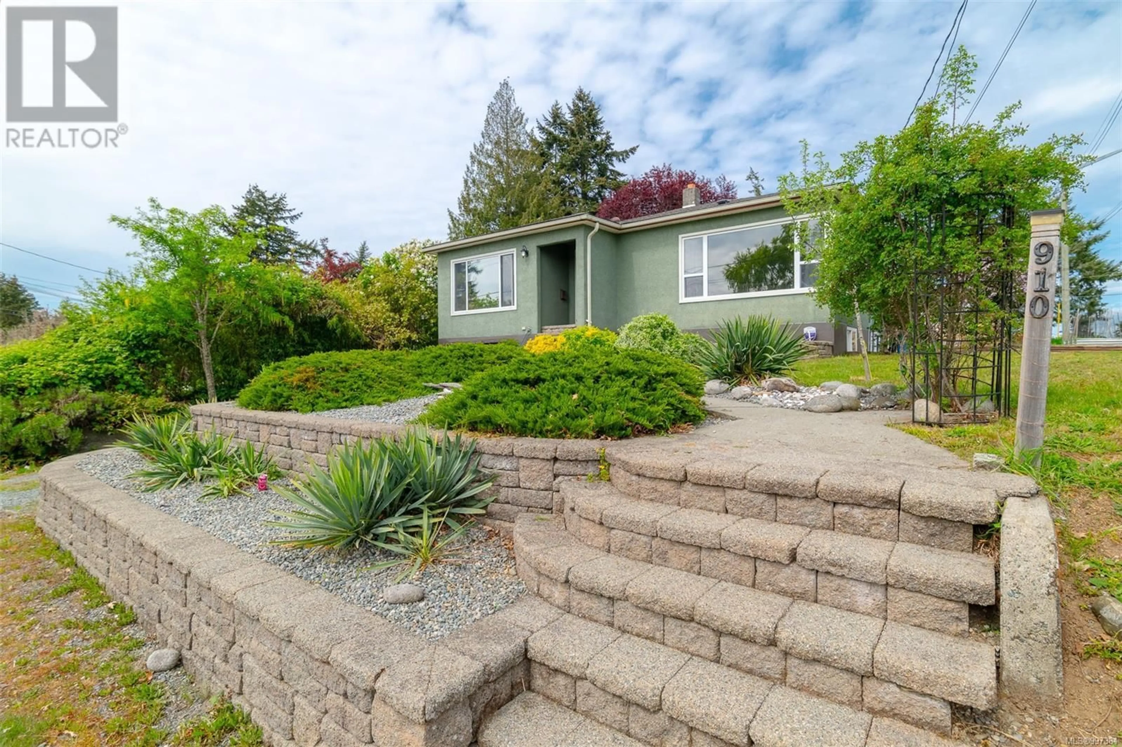 Home with vinyl exterior material, street for 910 HUNTER STREET, Nanaimo British Columbia V9S1R6