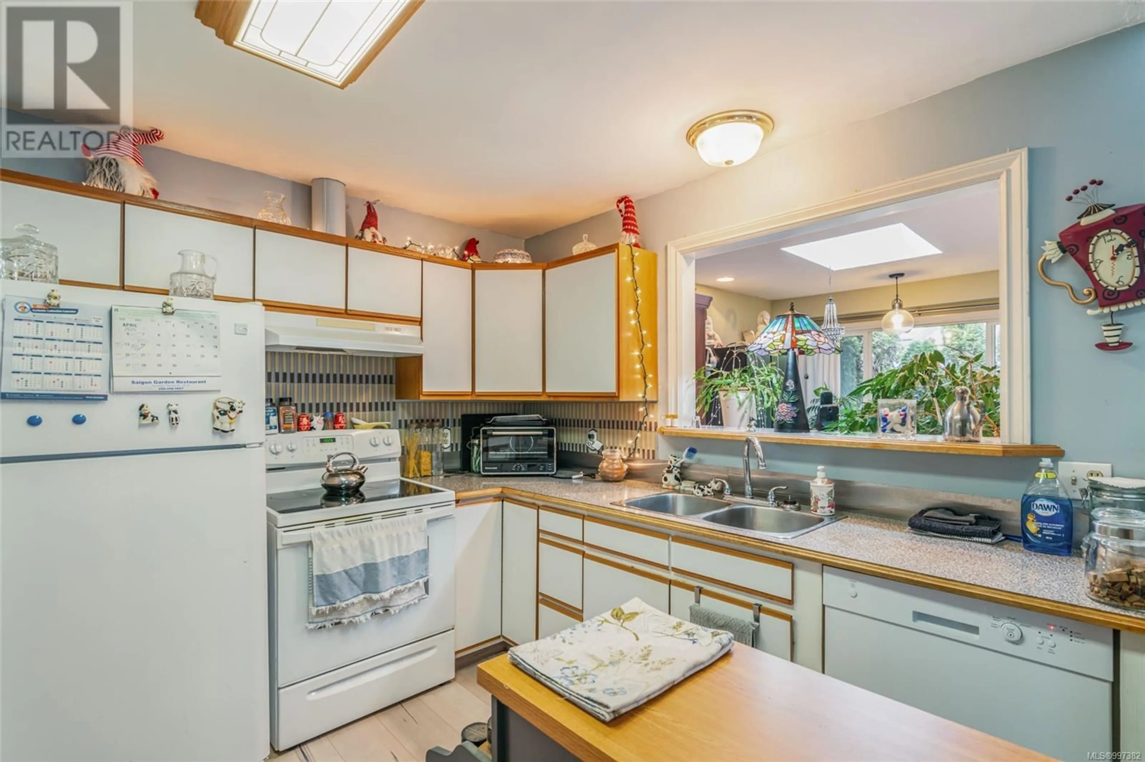 Standard kitchen, unknown for 10 - 2100 ERRINGTON ROAD, Errington British Columbia V0R1V0