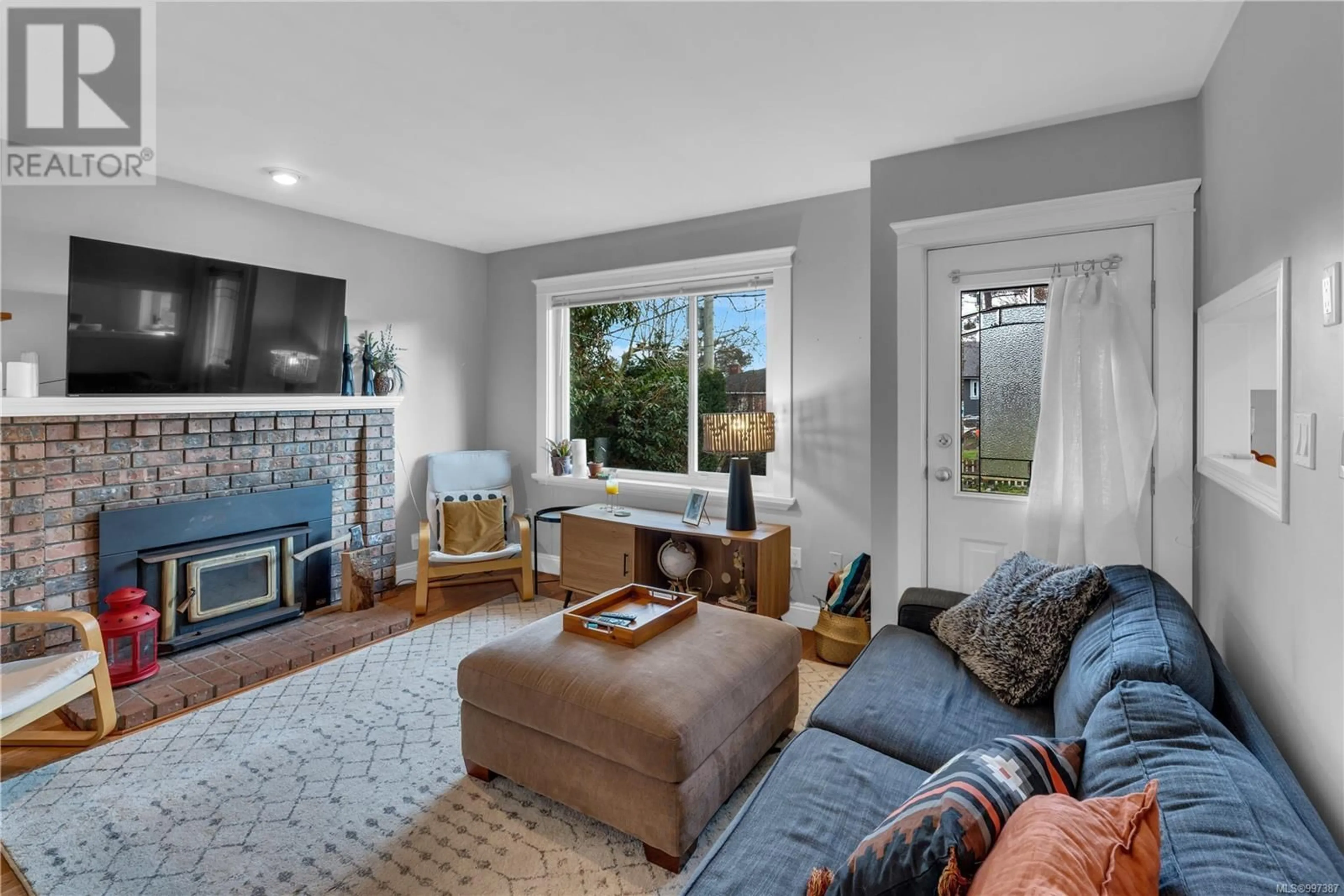 Living room with furniture, unknown for 3016 DYSART ROAD, Saanich British Columbia V9A2K2