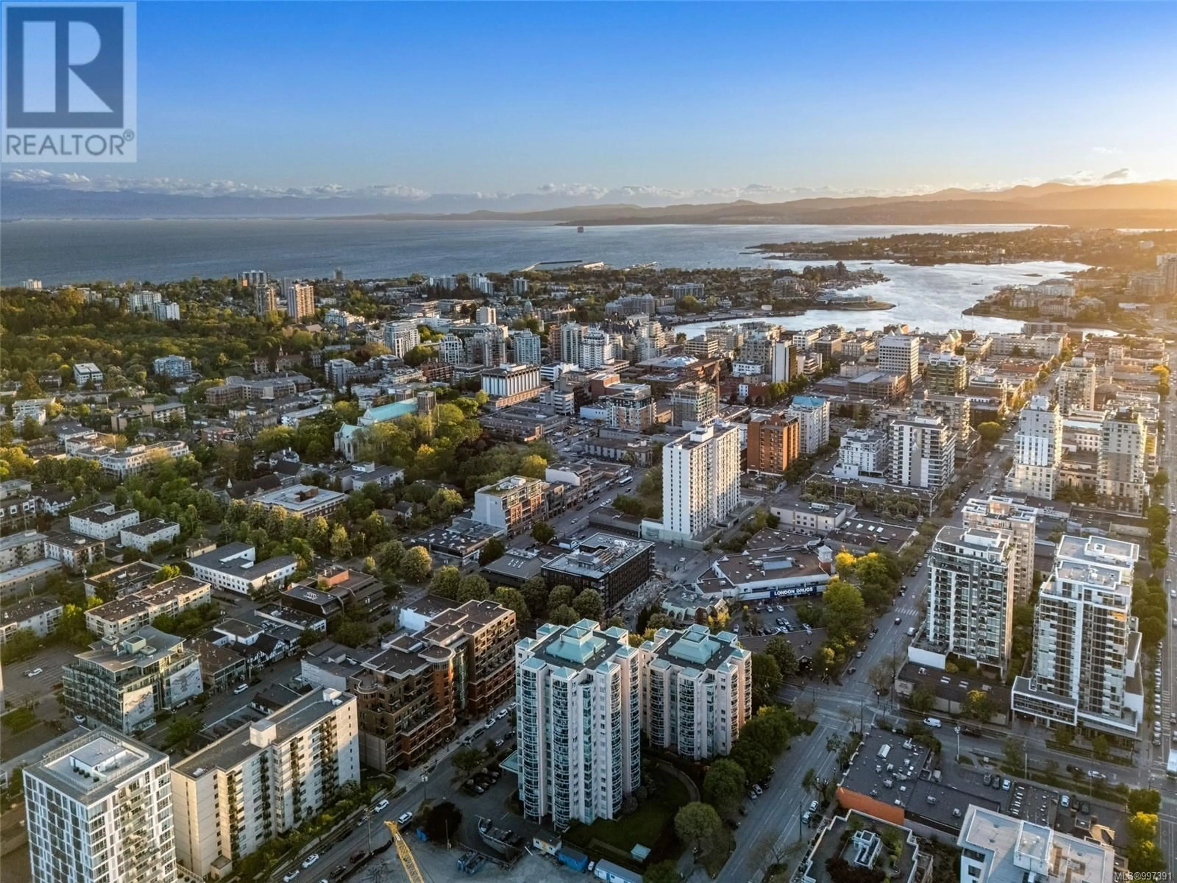 A pic from outside/outdoor area/front of a property/back of a property/a pic from drone, city buildings view from balcony for 1403 - 1020 VIEW STREET, Victoria British Columbia V8V4Y4