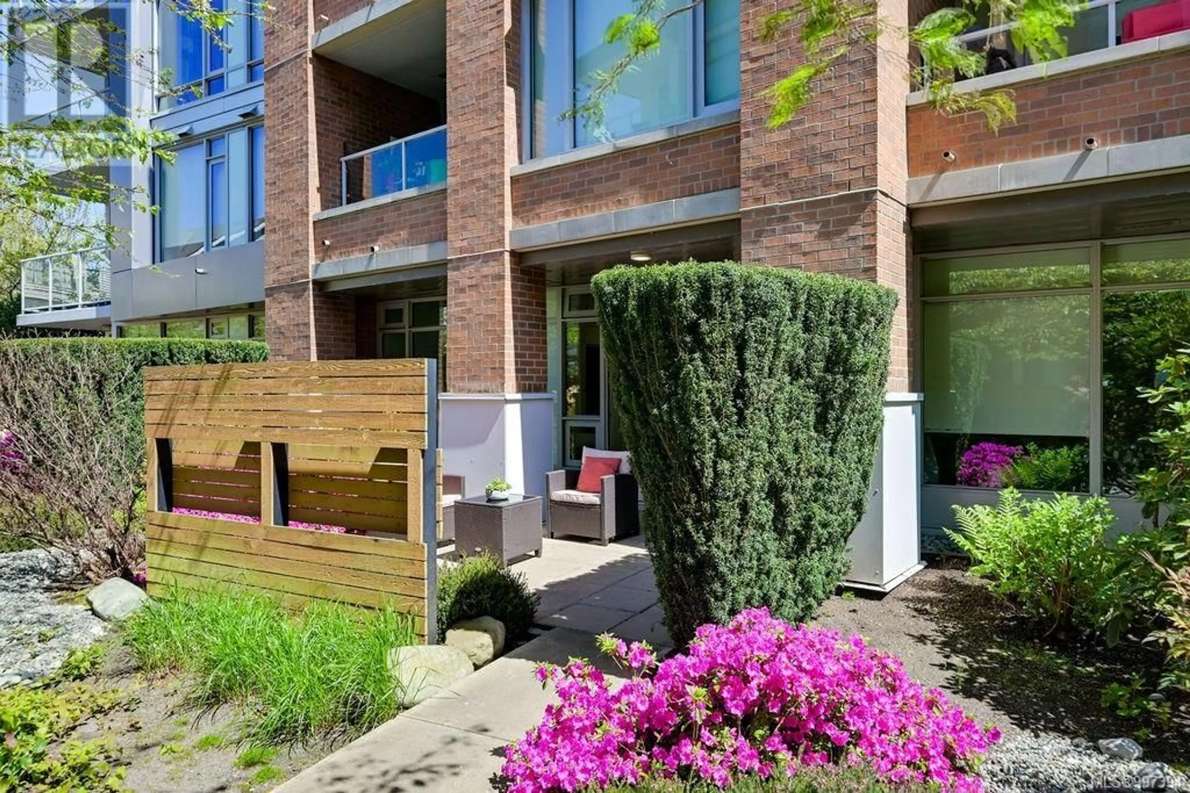 Patio, street for 103 - 646 MICHIGAN STREET, Victoria British Columbia V8V0B7