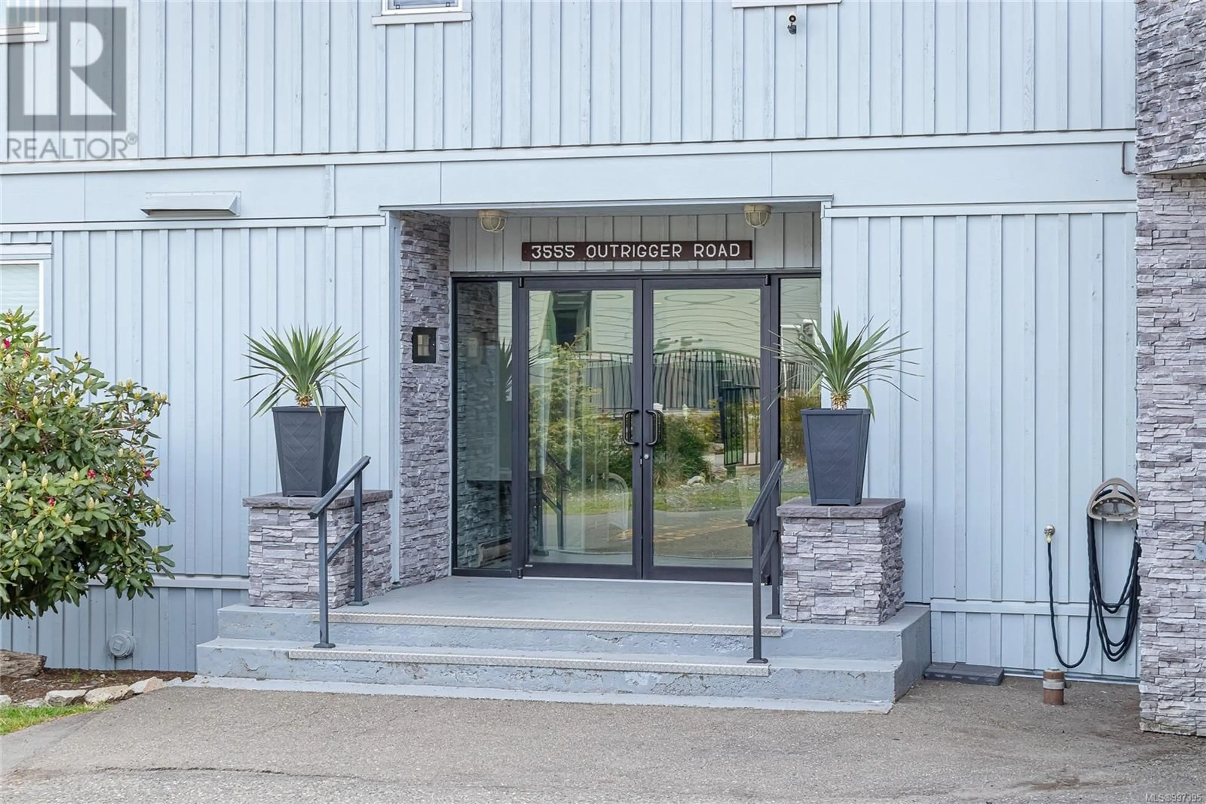 Indoor foyer for 407 - 3555 OUTRIGGER ROAD, Nanoose Bay British Columbia V9P9K1