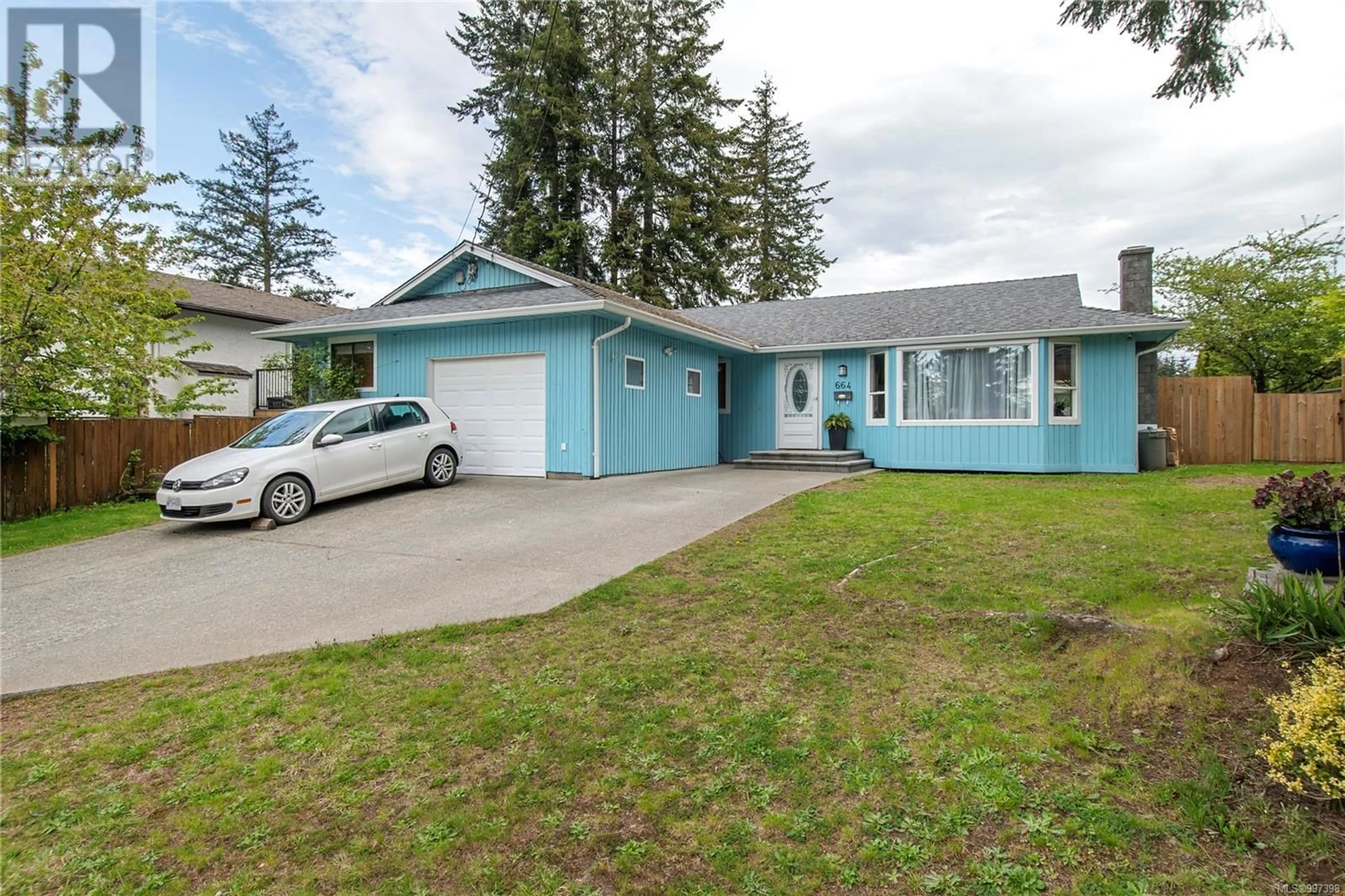 Home with vinyl exterior material, street for 664 ROBRON ROAD, Campbell River British Columbia V9W5Z2