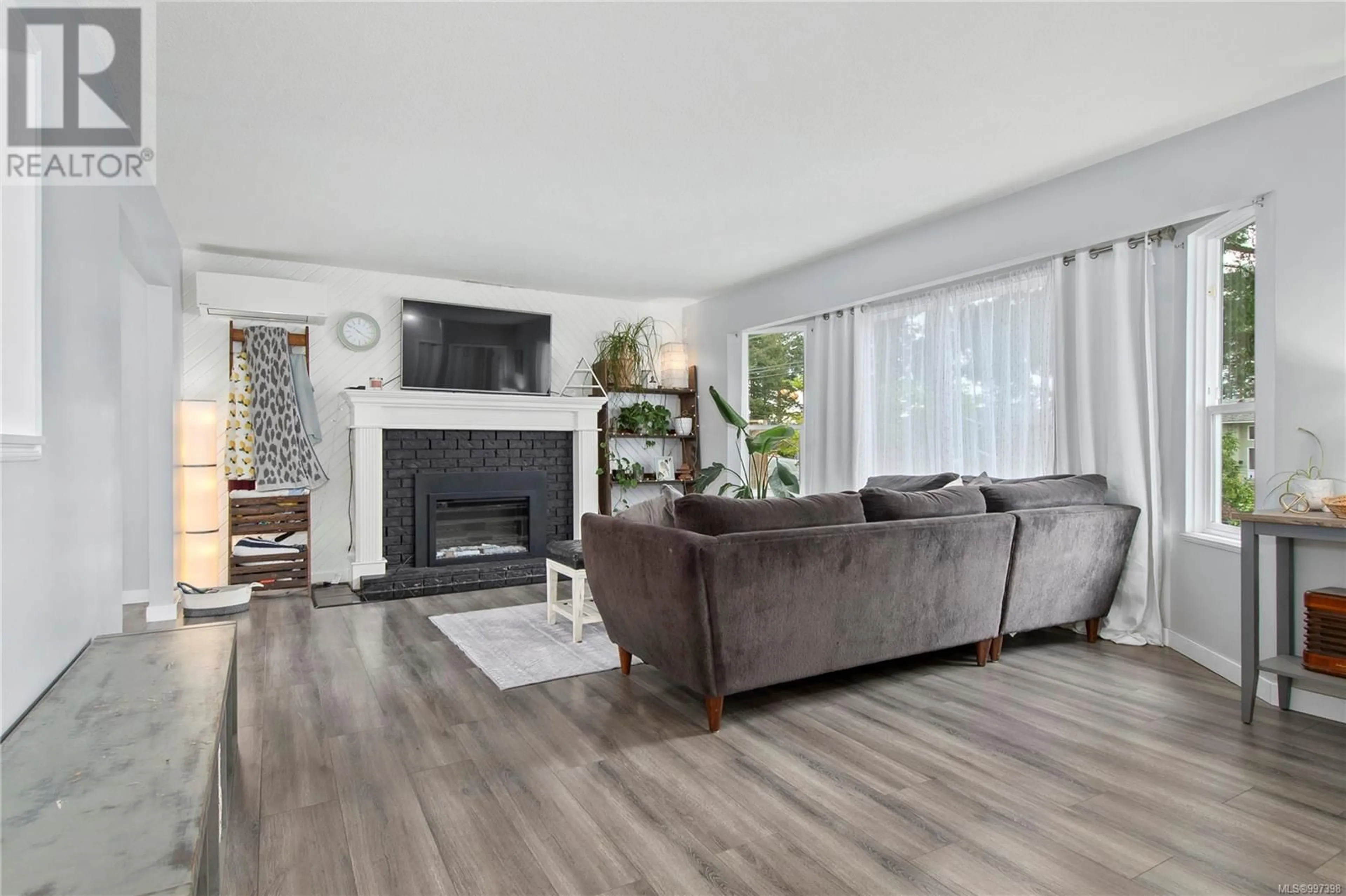 Living room with furniture, wood/laminate floor for 664 ROBRON ROAD, Campbell River British Columbia V9W5Z2