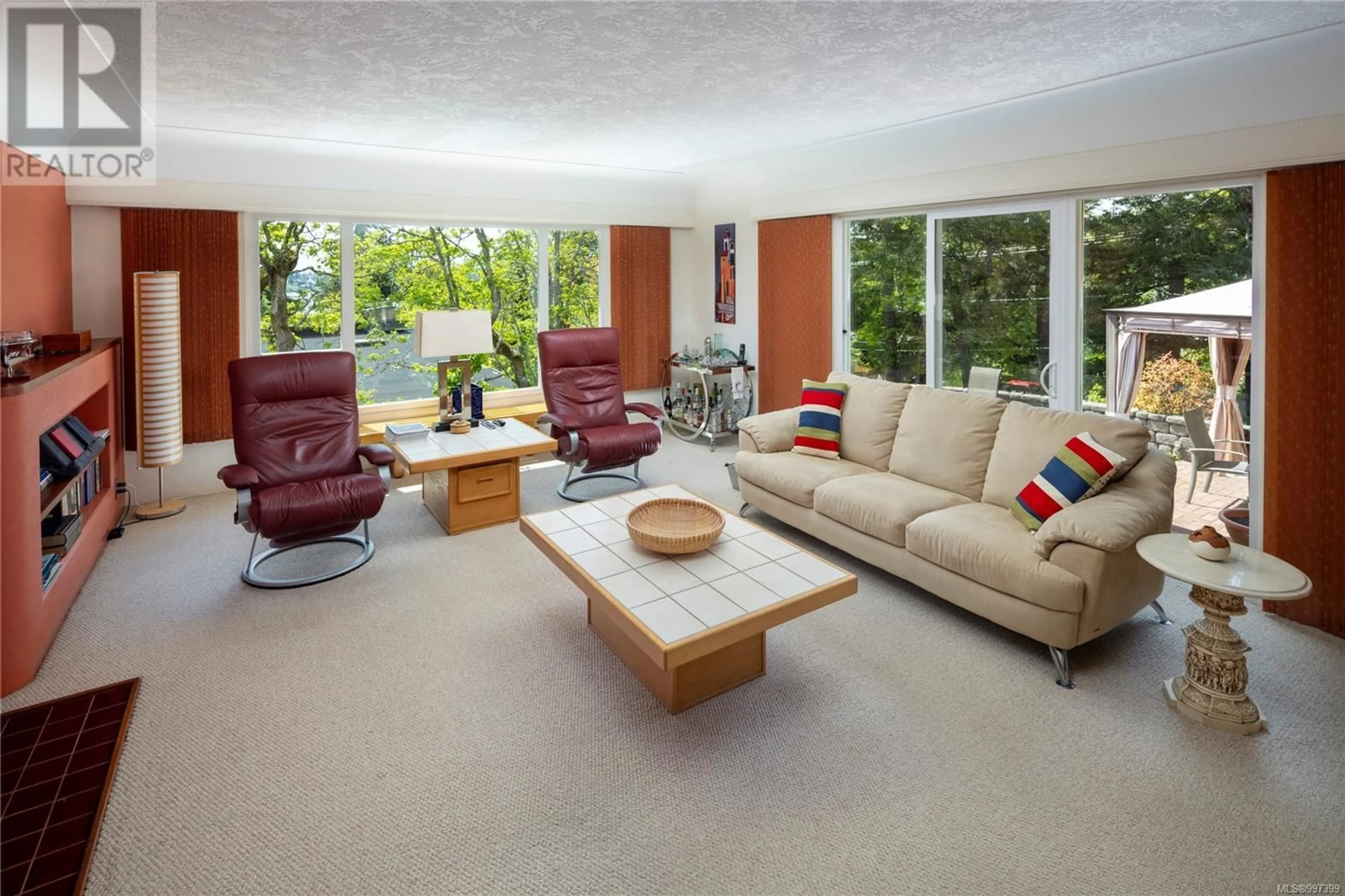 Living room with furniture, unknown for 3815 WILKINSON ROAD, Saanich British Columbia V8Z5A3