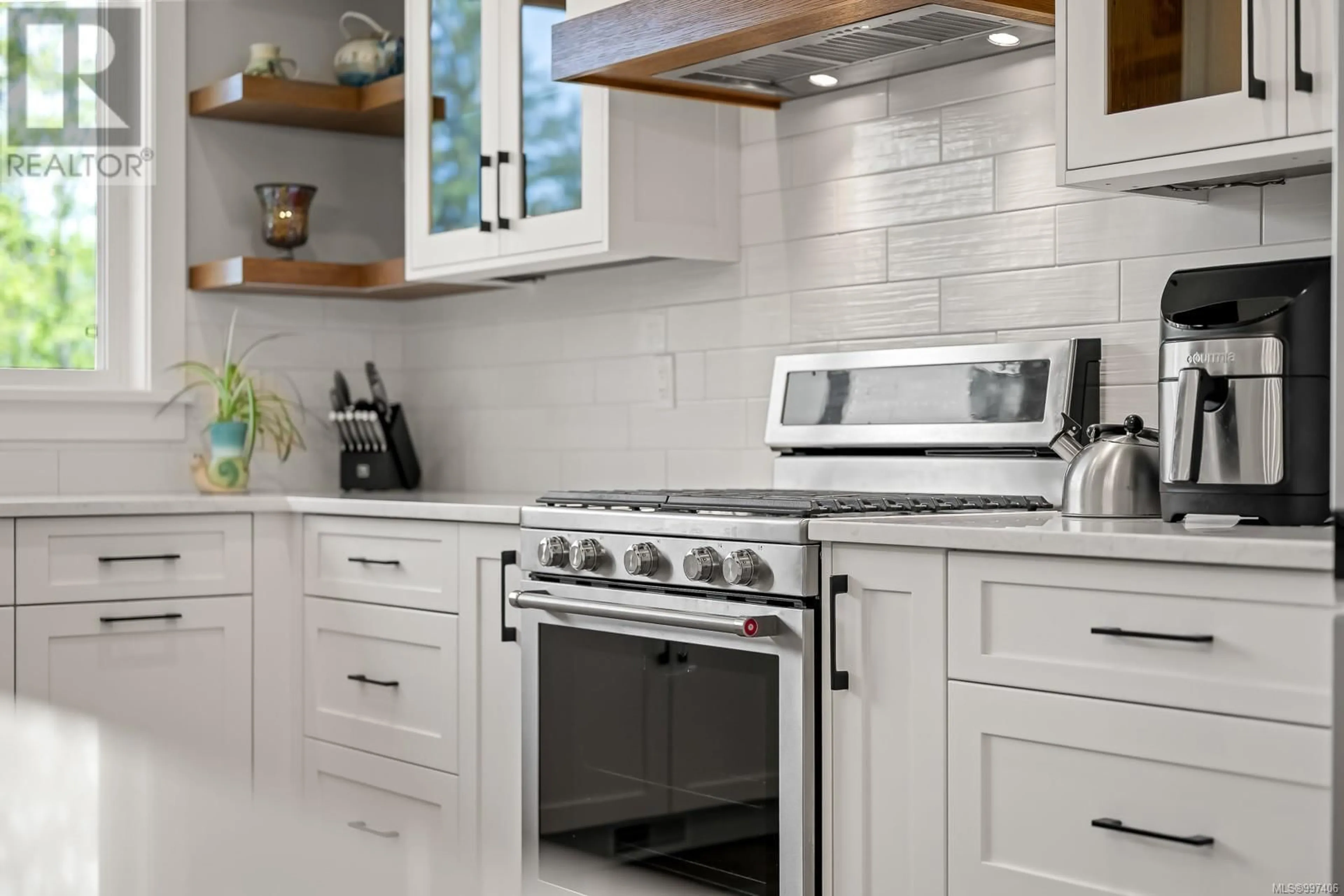 Contemporary kitchen, ceramic/tile floor for 1580 CROWN ISLE BOULEVARD, Courtenay British Columbia V9N0E3