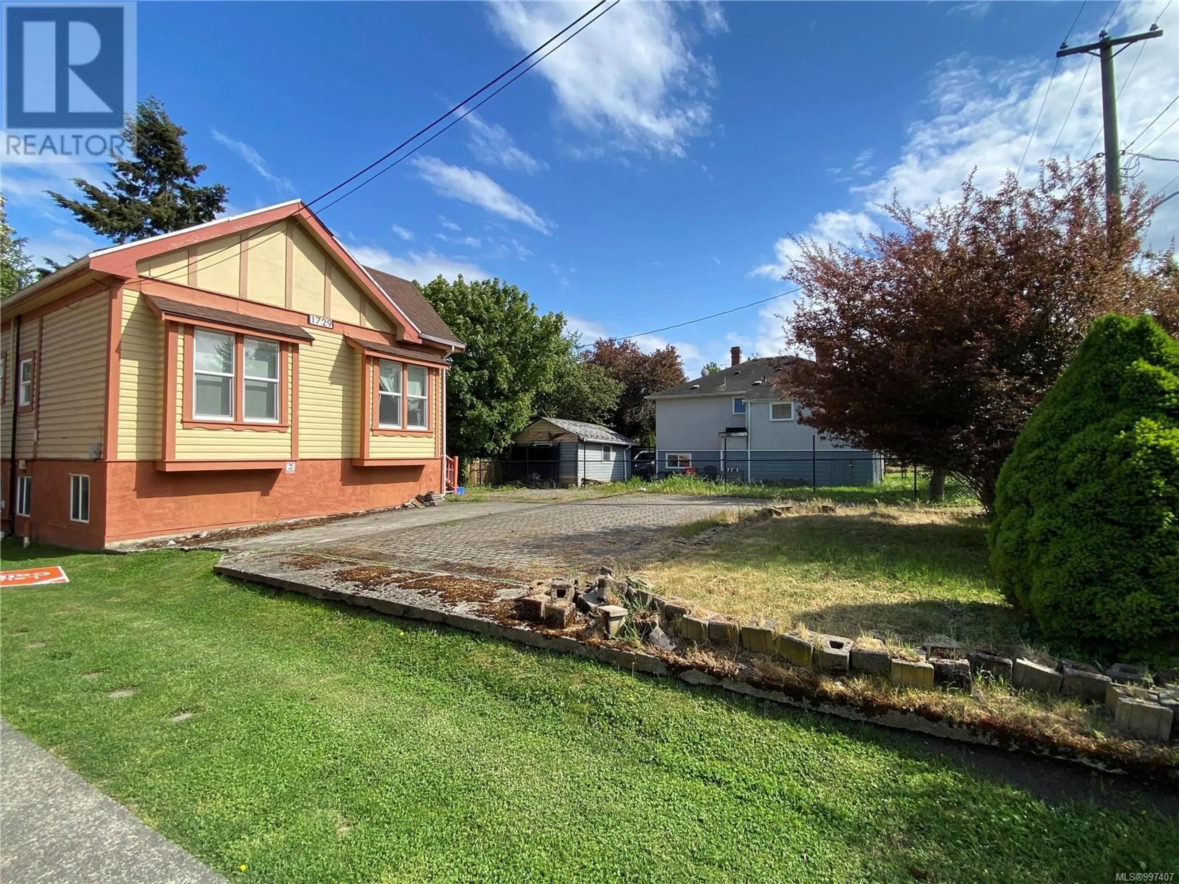 A pic from outside/outdoor area/front of a property/back of a property/a pic from drone, street for 1729 FOUL BAY ROAD, Oak Bay British Columbia V8R5A5