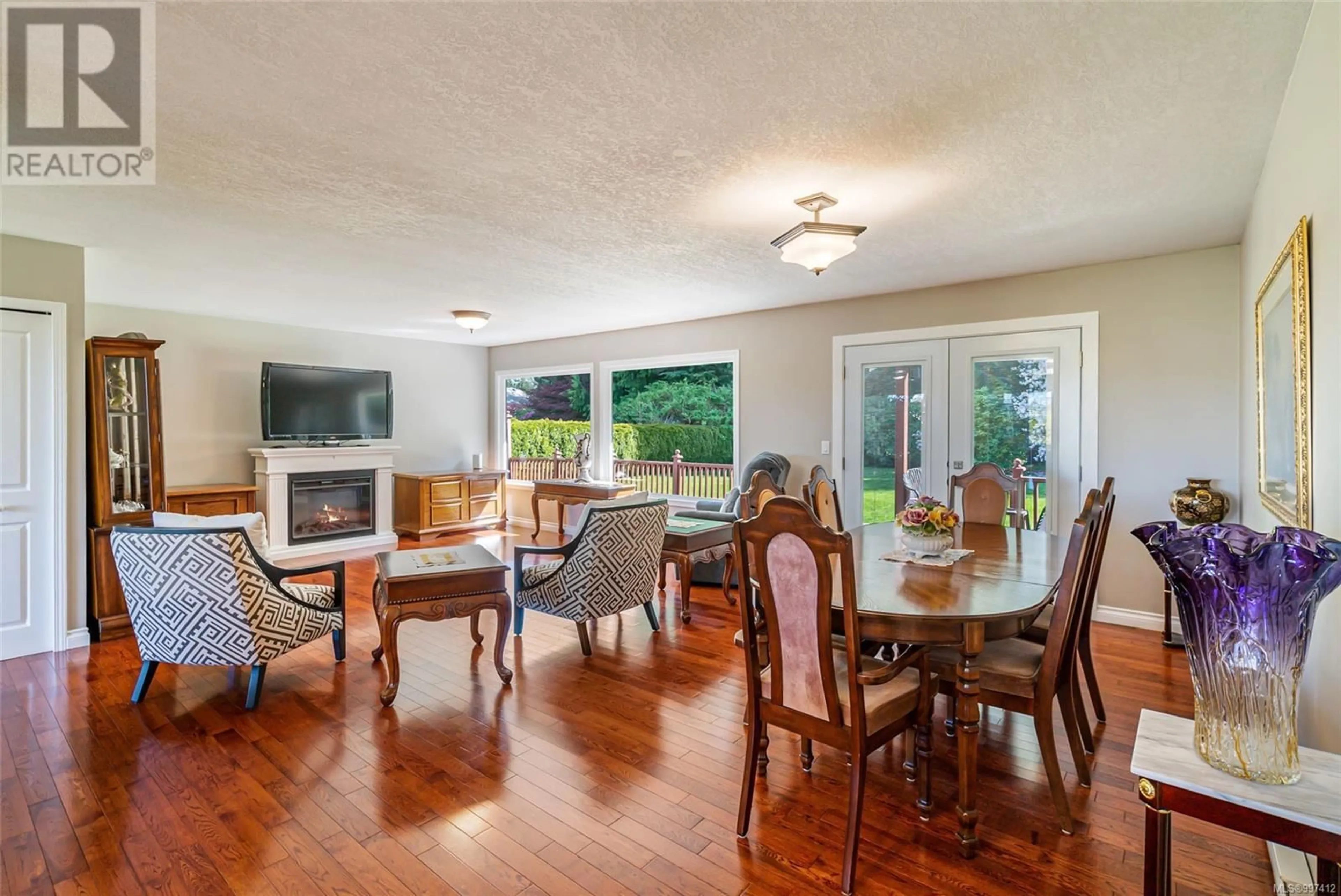 Dining room, wood/laminate floor for 1310 LANYON DRIVE, Parksville British Columbia V9P1W6