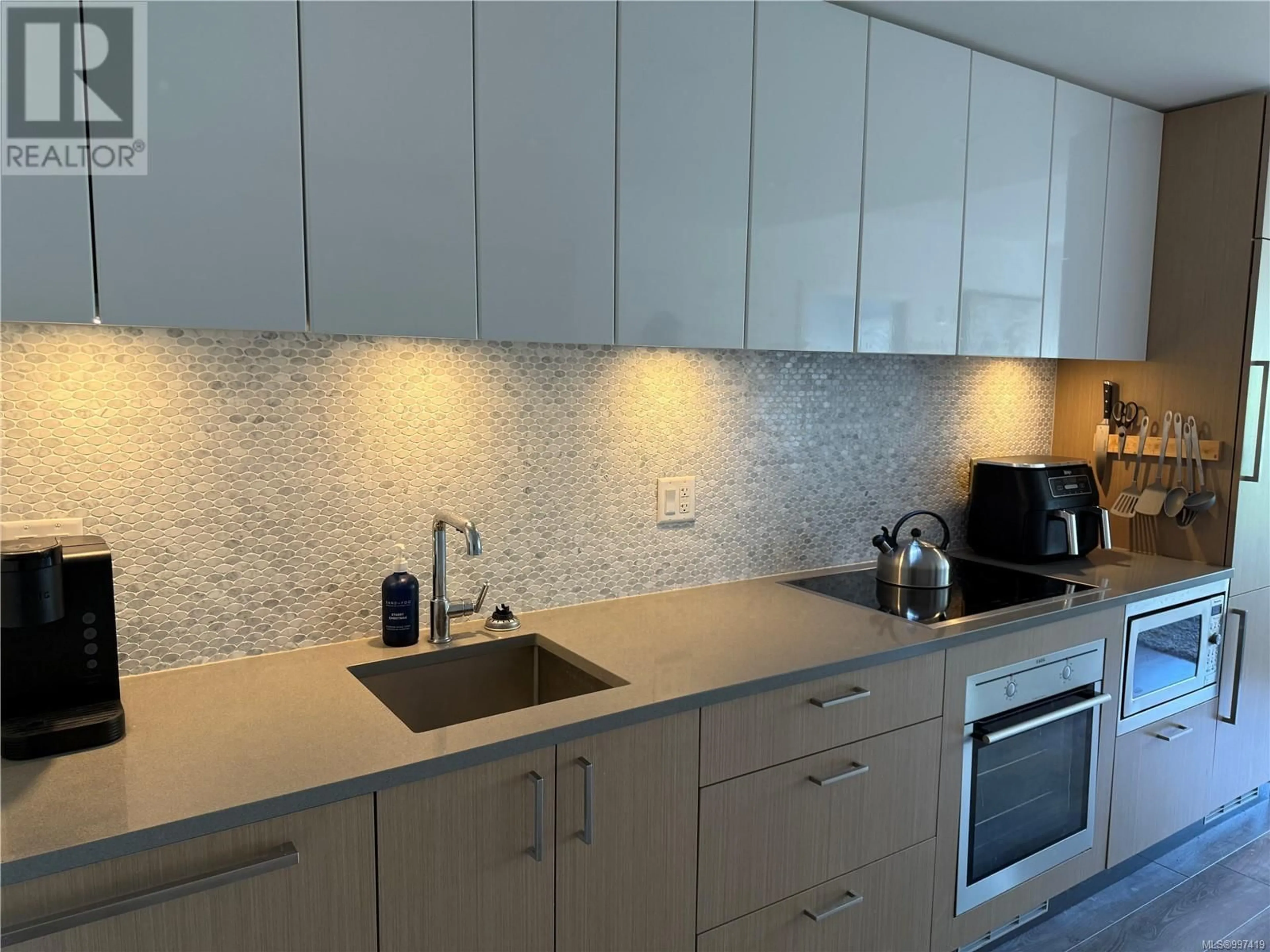 Standard kitchen, unknown for 403 - 838 BROUGHTON STREET, Victoria British Columbia V8W1E4