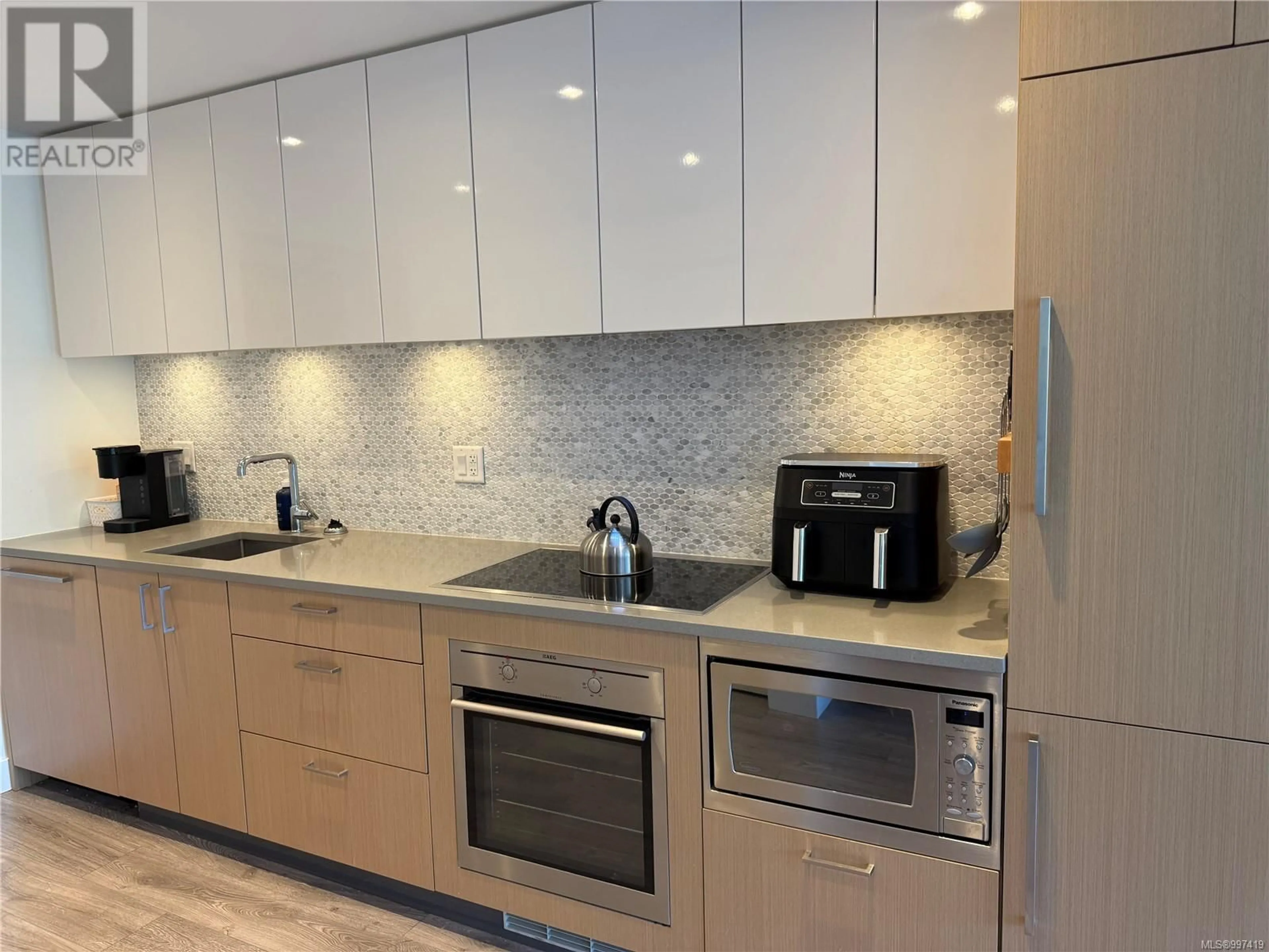 Standard kitchen, ceramic/tile floor for 403 - 838 BROUGHTON STREET, Victoria British Columbia V8W1E4