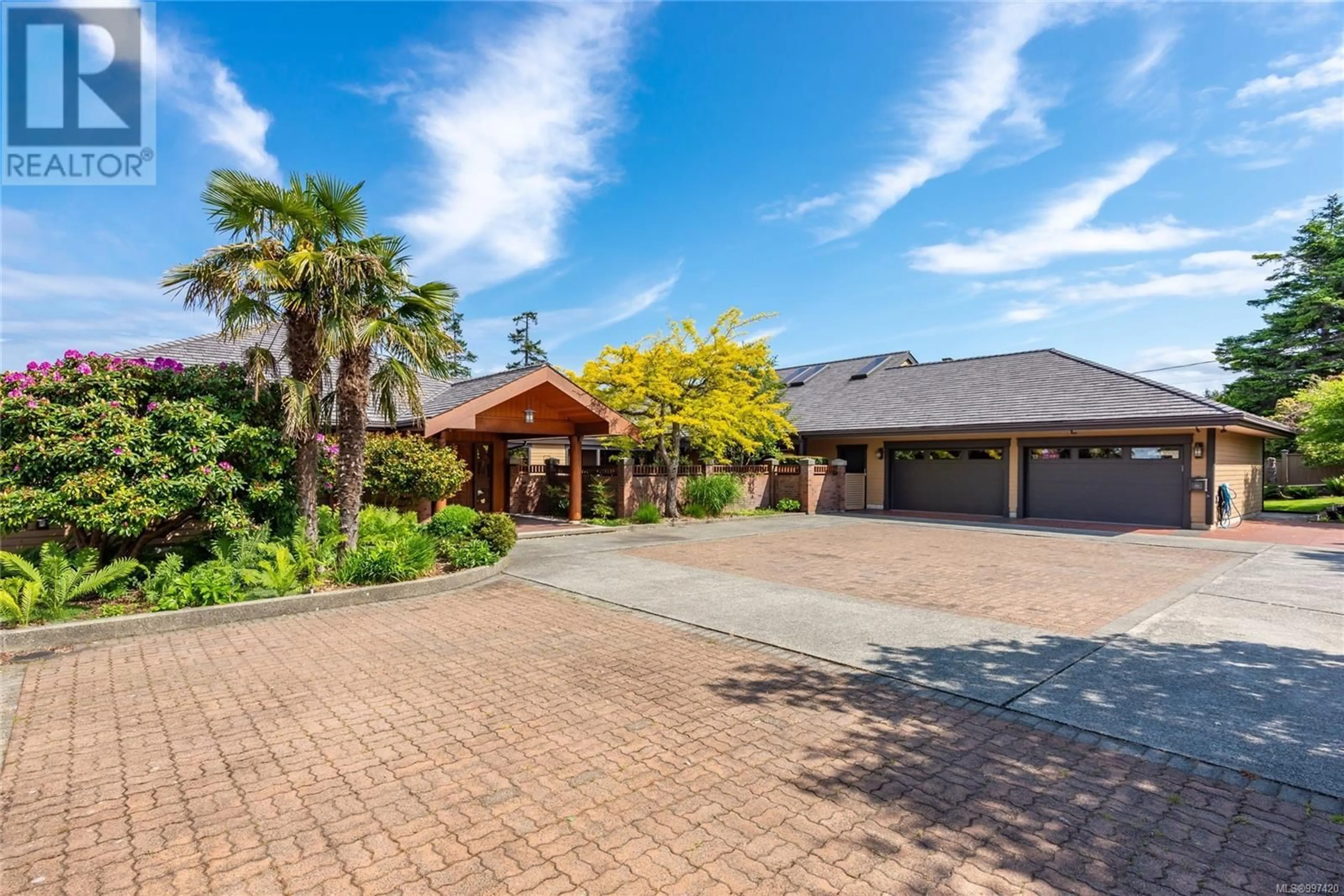 A pic from outside/outdoor area/front of a property/back of a property/a pic from drone, unknown for 415 CARNEGIE STREET, Campbell River British Columbia V9W6N5