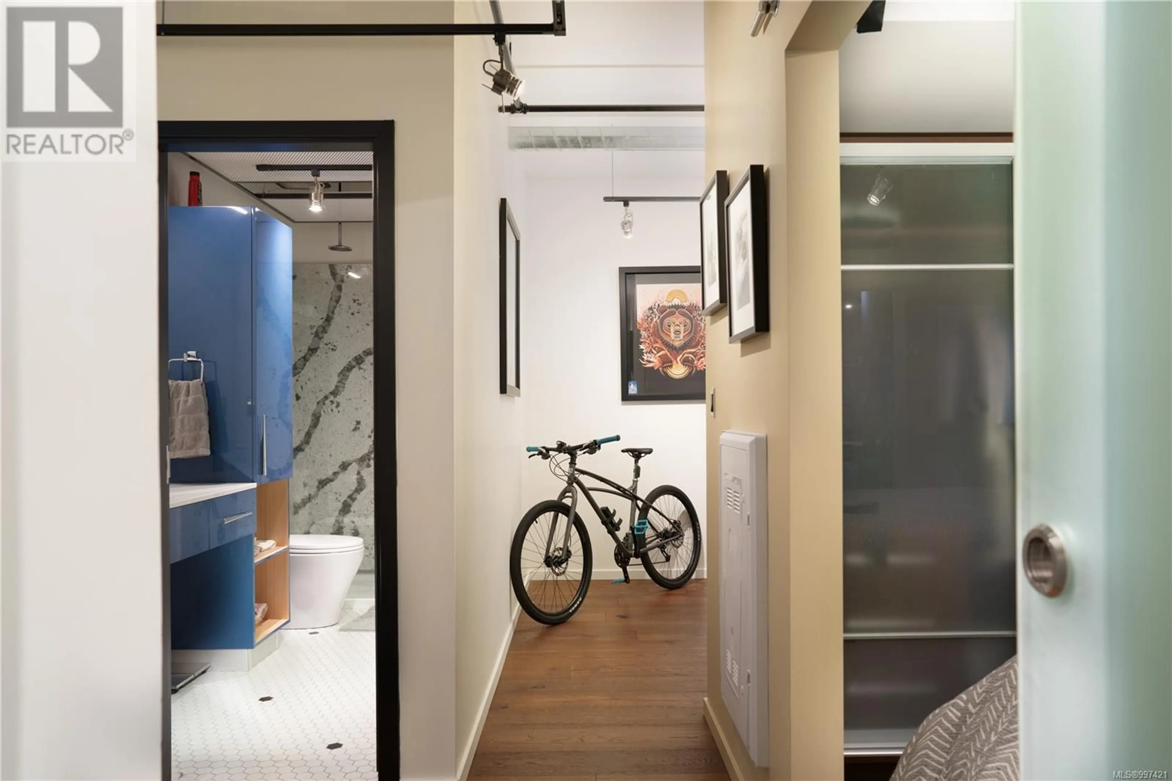 Indoor entryway for 216 - 1029 VIEW STREET, Victoria British Columbia V8V0C9