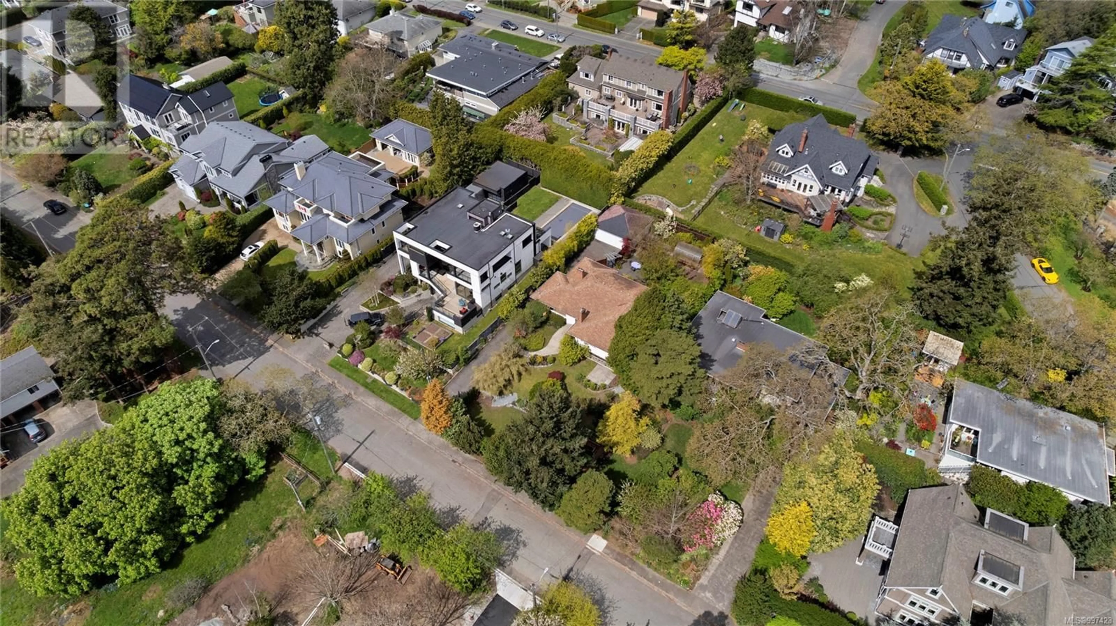 A pic from outside/outdoor area/front of a property/back of a property/a pic from drone, street for 1554 MONTGOMERY AVENUE, Victoria British Columbia V8S1T4