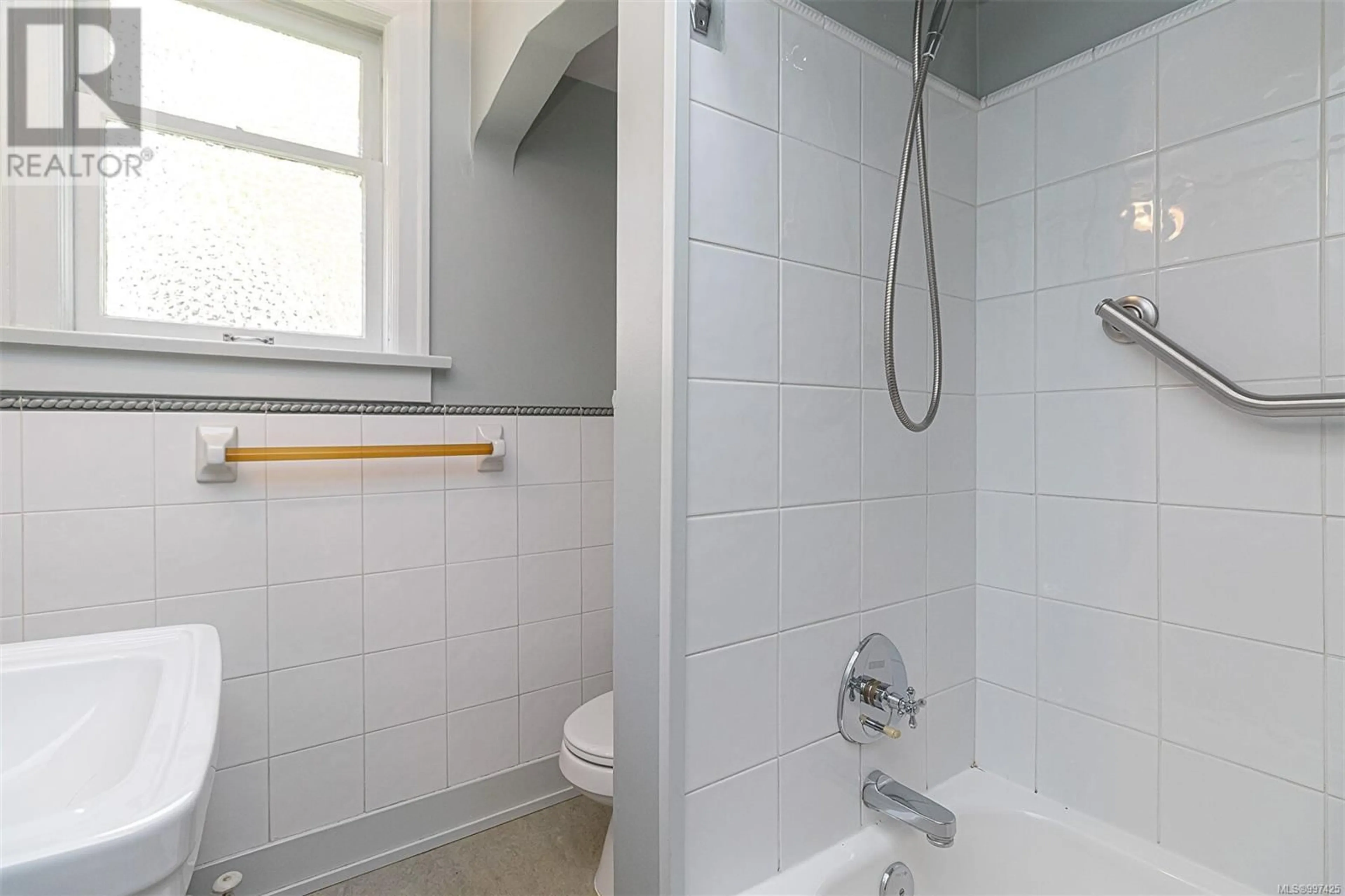 Standard bathroom, ceramic/tile floor for 865 ST. PATRICK STREET, Oak Bay British Columbia V8S4X7