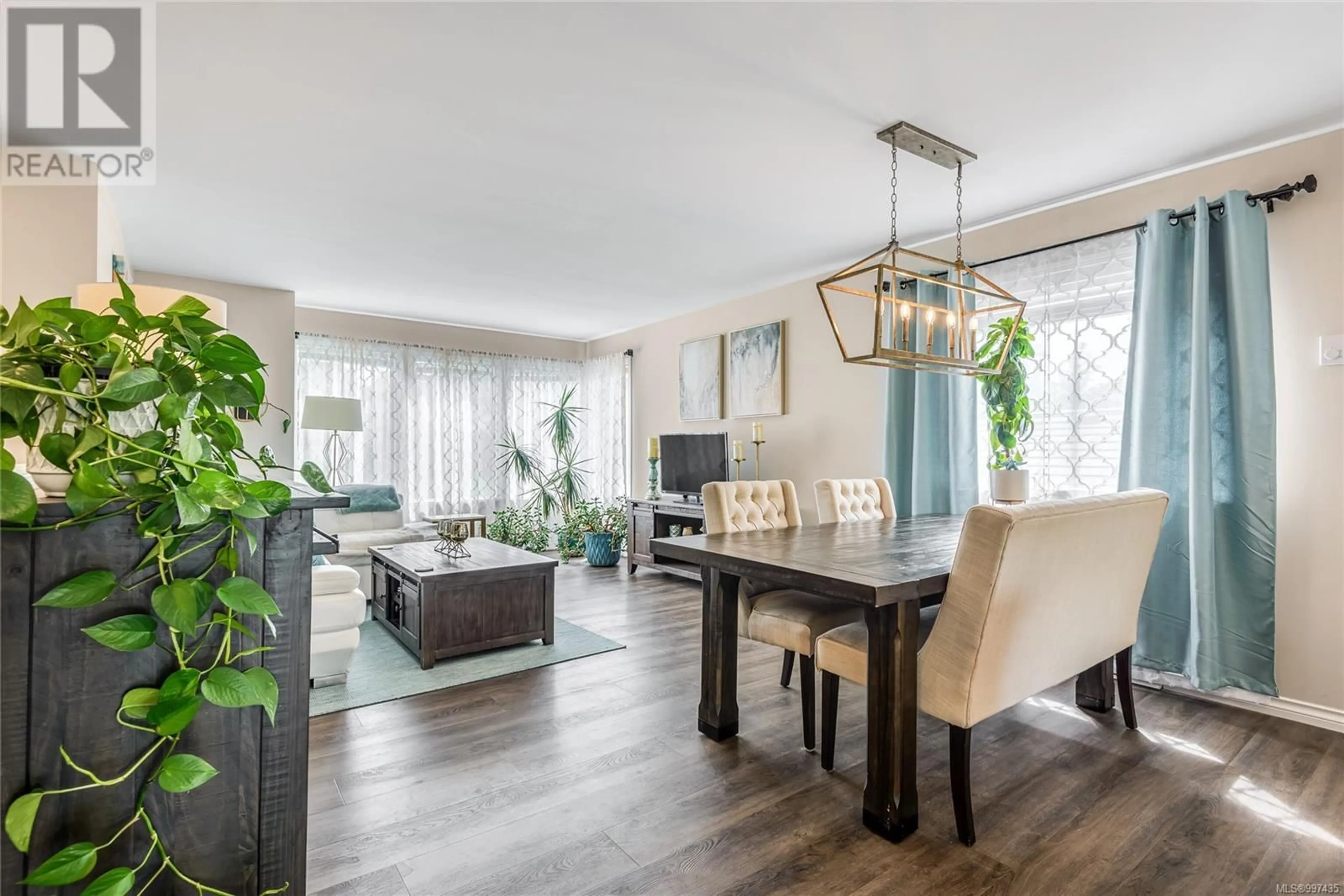 Living room with furniture, wood/laminate floor for 420 MCPHEDRAN ROAD SOUTH, Campbell River British Columbia V9W5K4