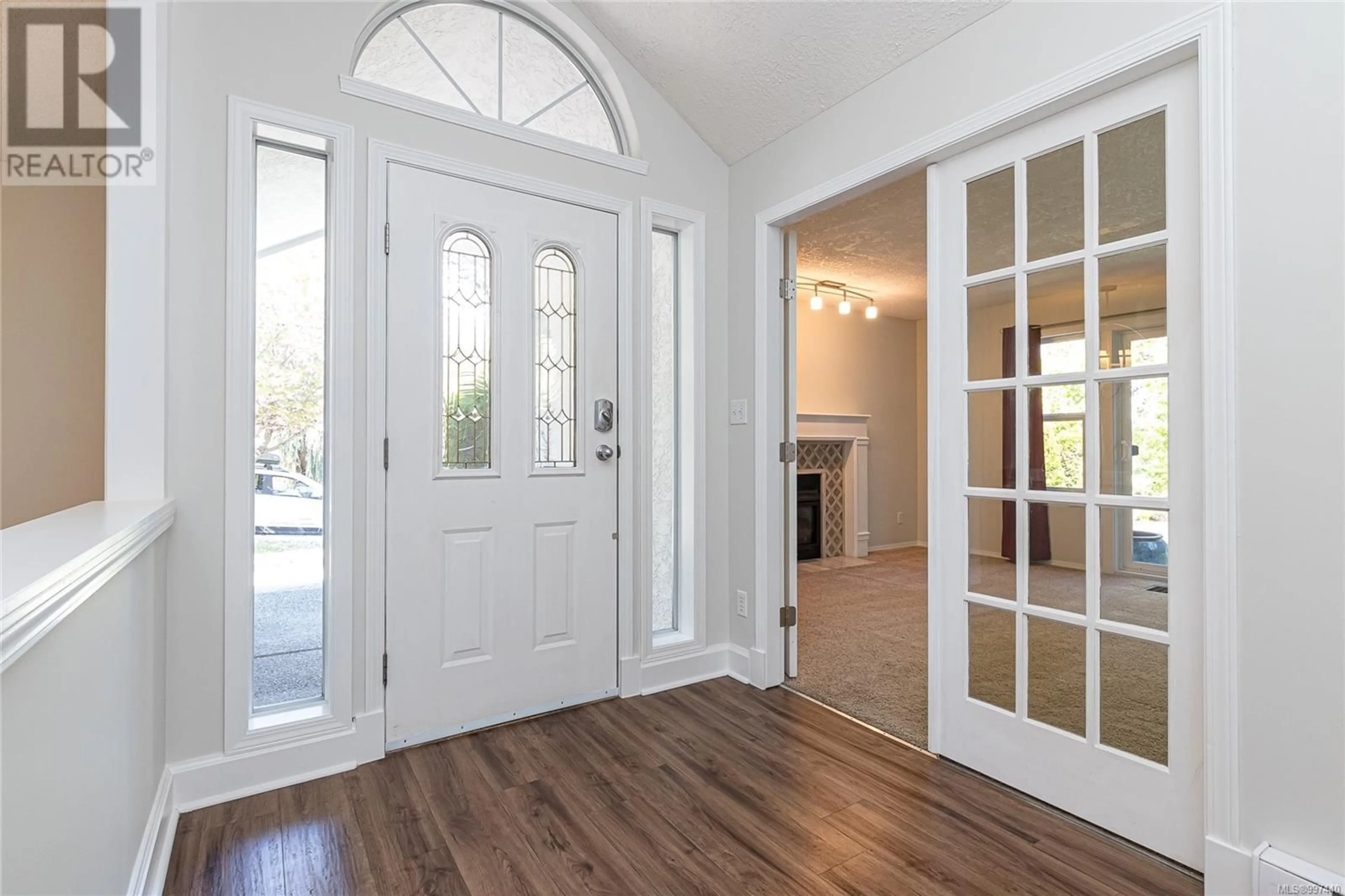 Indoor entryway for 1096 VALEWOOD TRAIL, Saanich British Columbia V8X5E3