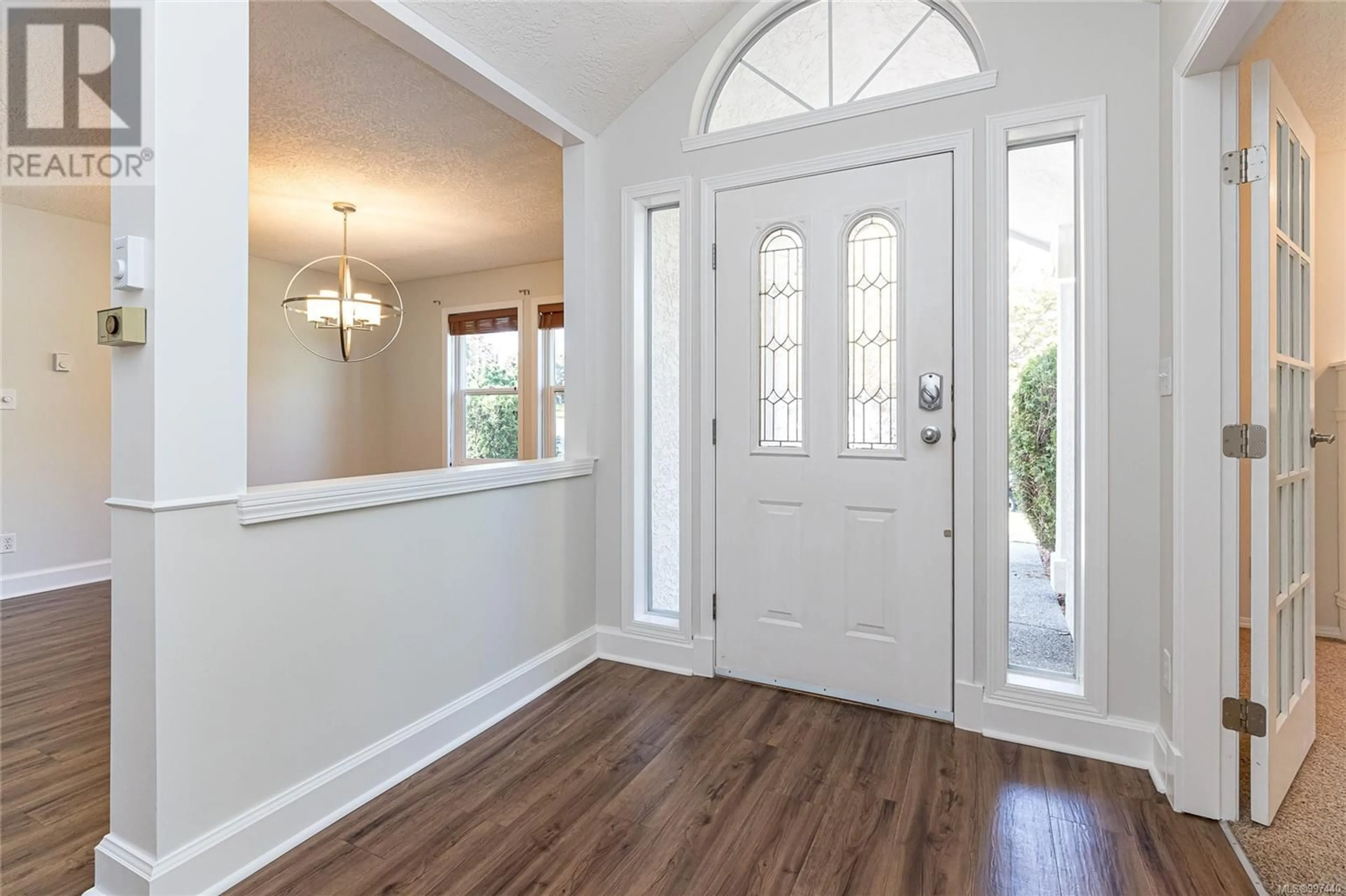 Indoor entryway for 1096 VALEWOOD TRAIL, Saanich British Columbia V8X5E3