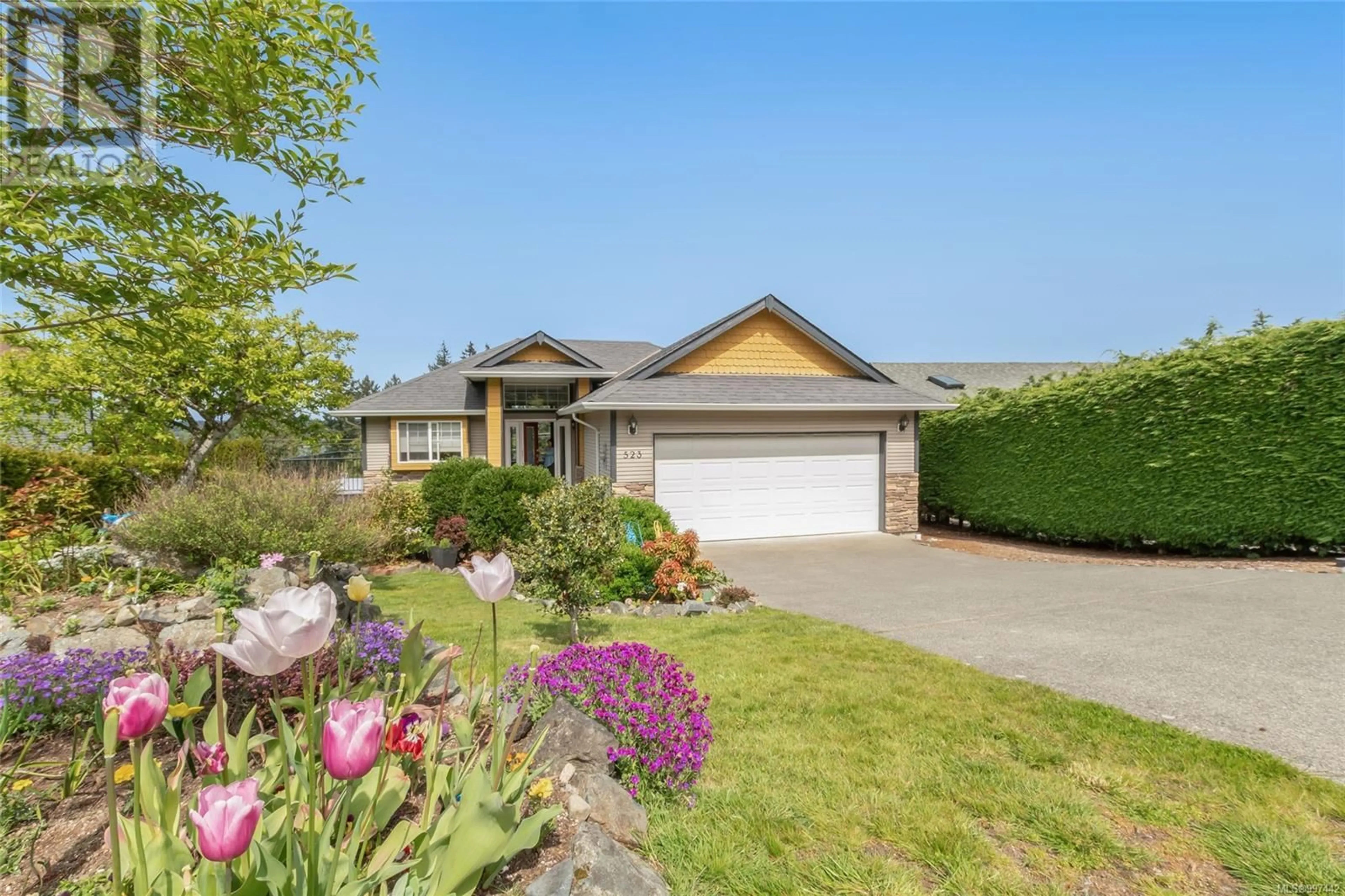 Home with vinyl exterior material, street for 523 LOUISE ROAD, Ladysmith British Columbia V9G1W7