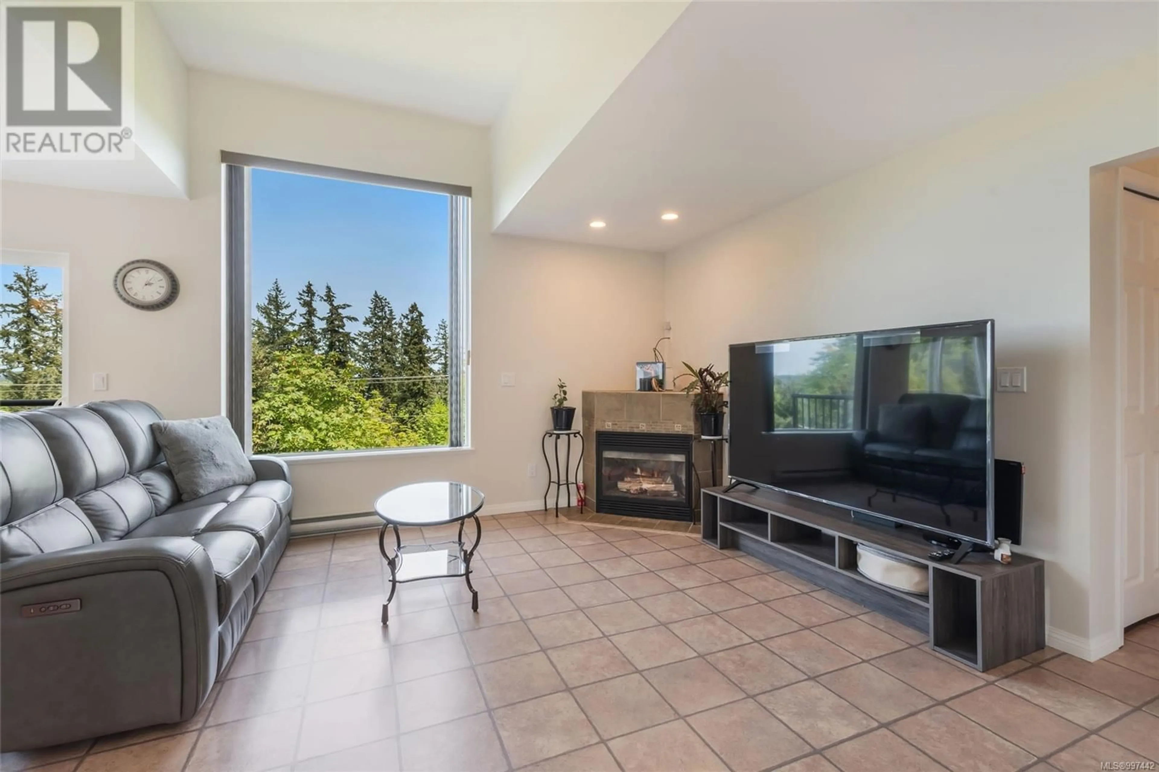 Living room with furniture, ceramic/tile floor for 523 LOUISE ROAD, Ladysmith British Columbia V9G1W7