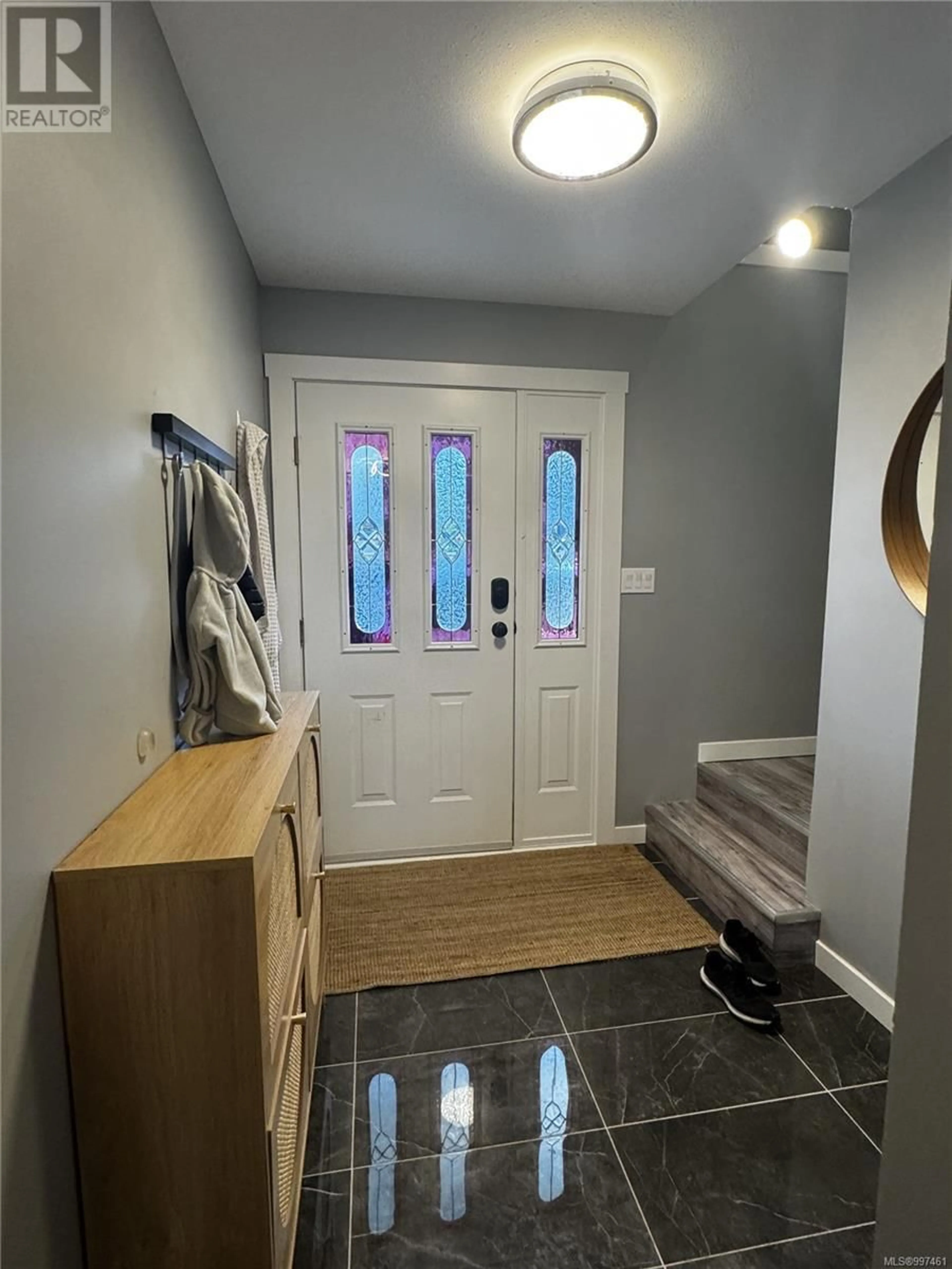 Indoor entryway for 264A WESTGATE ROAD, Campbell River British Columbia V9W1R7