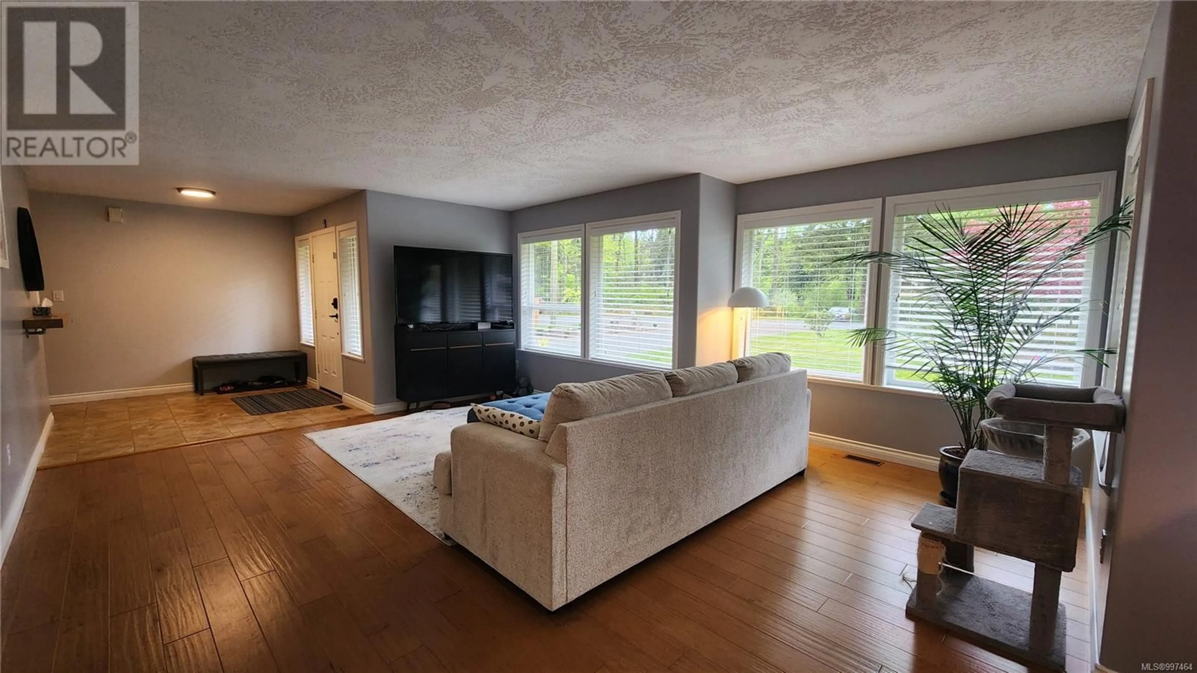 Living room with furniture, unknown for 8840 HENDERSON AVENUE, Black Creek British Columbia V9J1A6