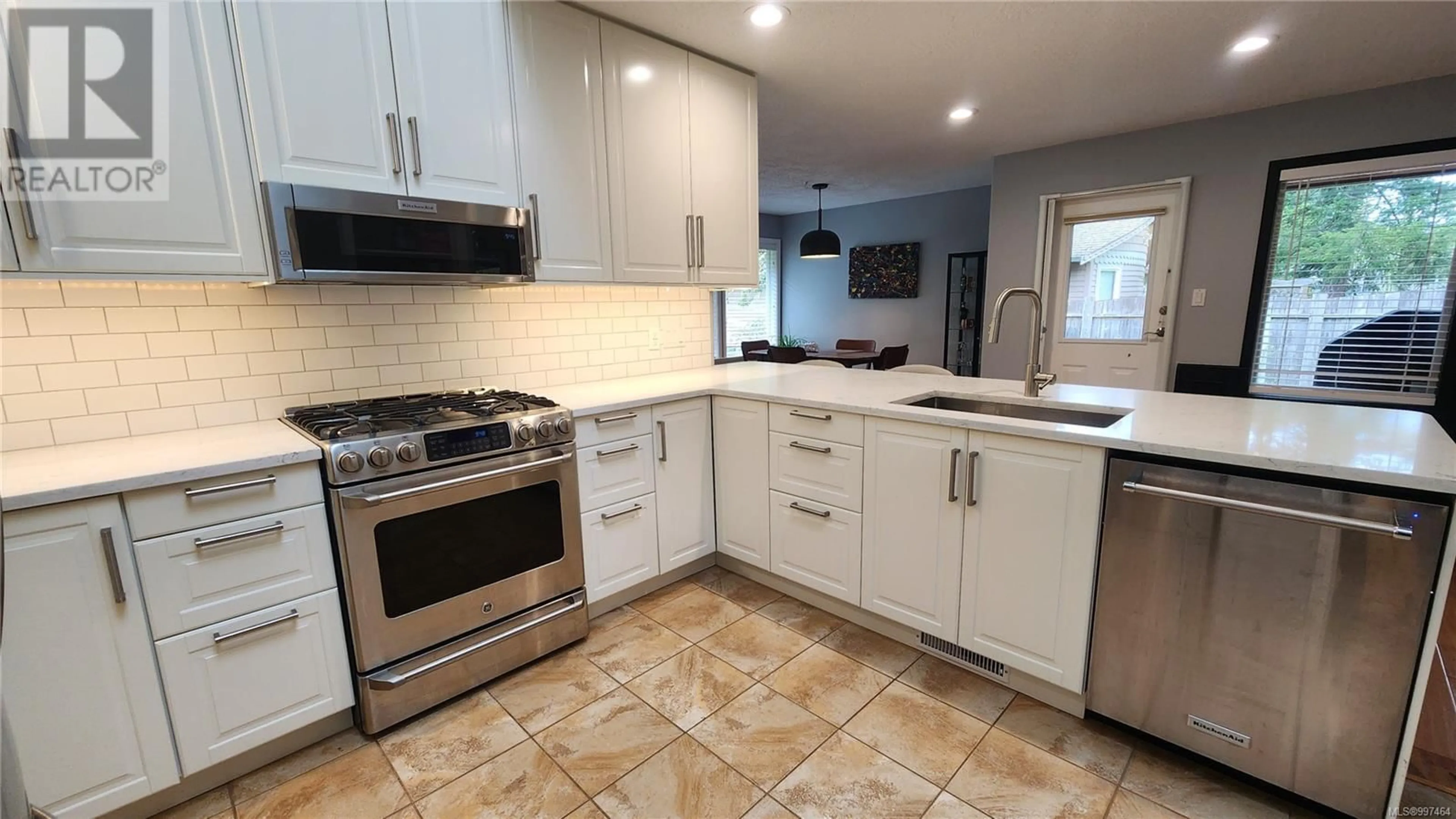 Open concept kitchen, ceramic/tile floor for 8840 HENDERSON AVENUE, Black Creek British Columbia V9J1A6