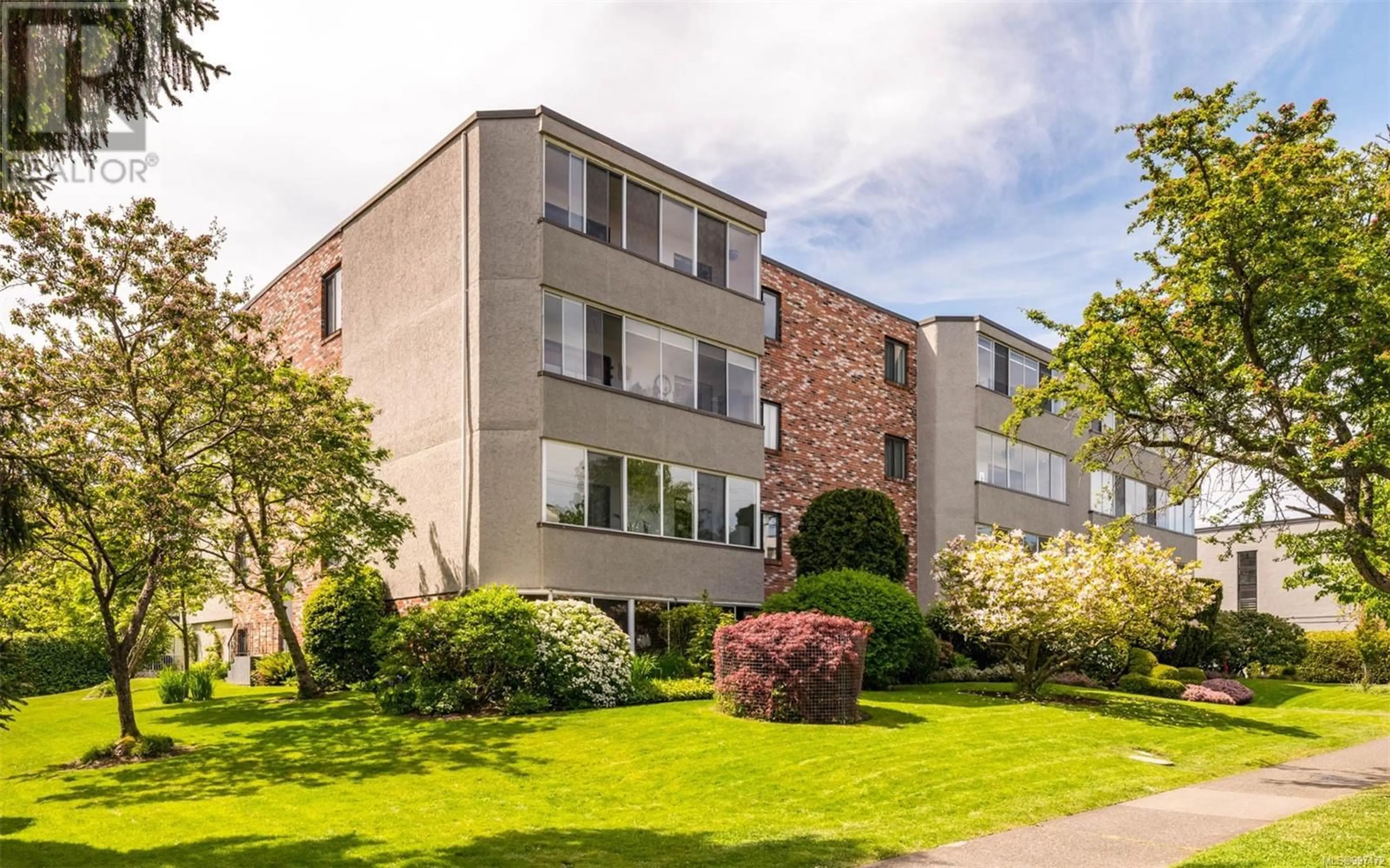 Patio, building for 205 - 1041 ROCKLAND AVENUE, Victoria British Columbia V8V3H6