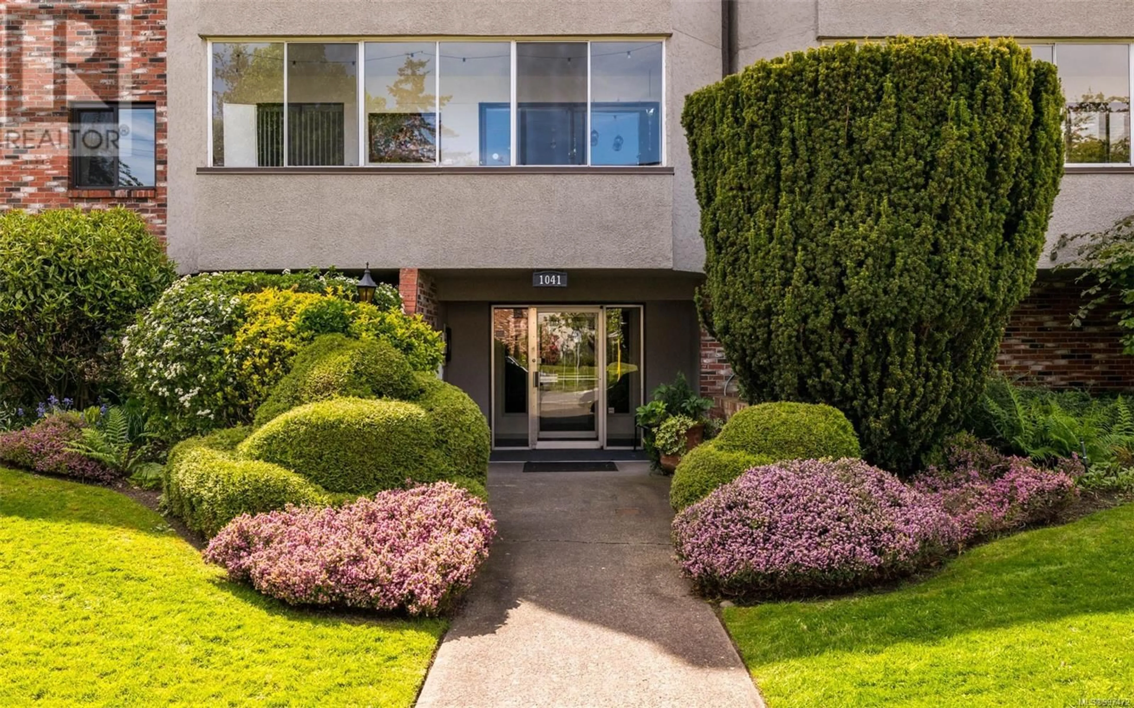 Unknown for 205 - 1041 ROCKLAND AVENUE, Victoria British Columbia V8V3H6