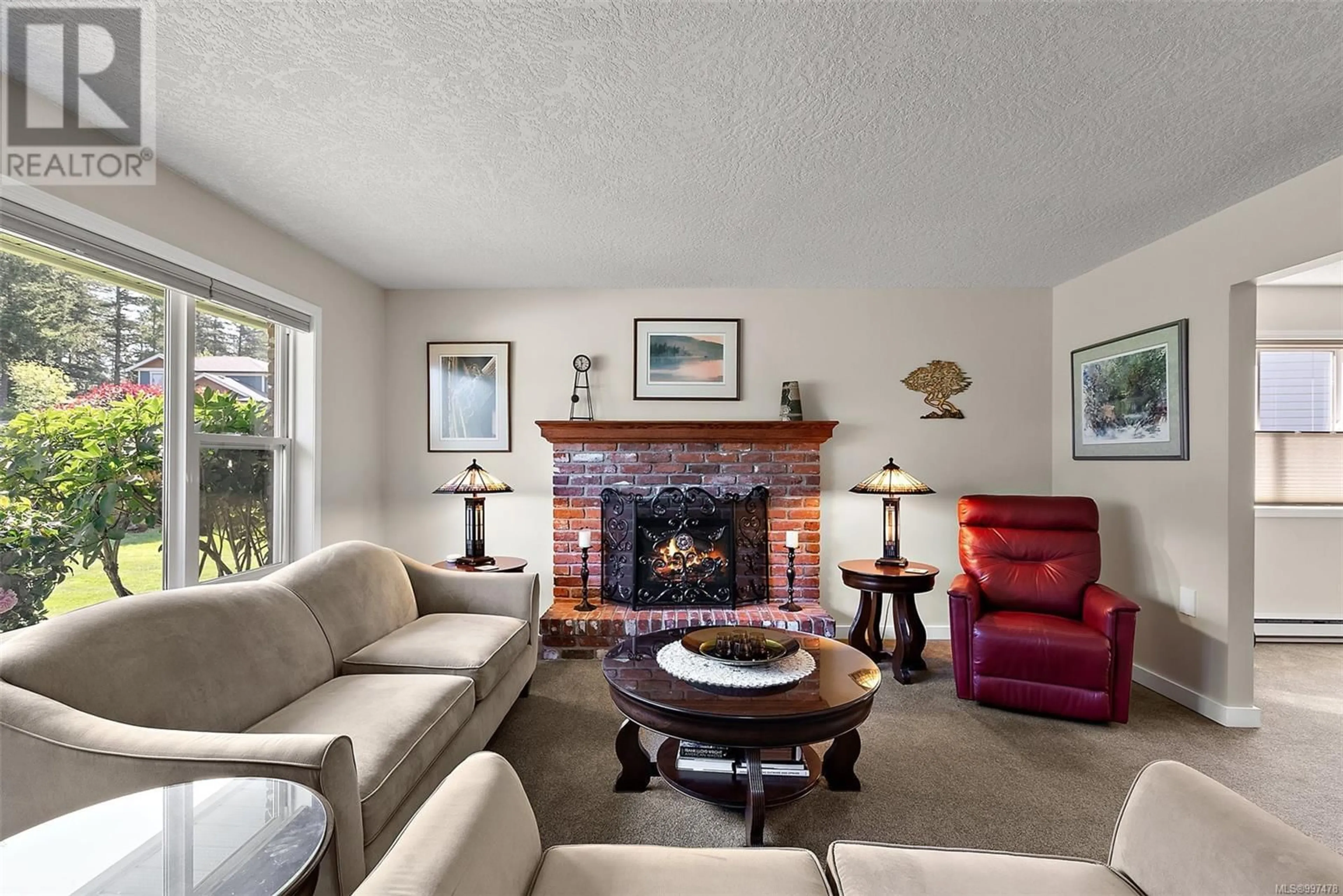 Living room with furniture, unknown for 6944 SHINER PLACE, Central Saanich British Columbia V8M1E8