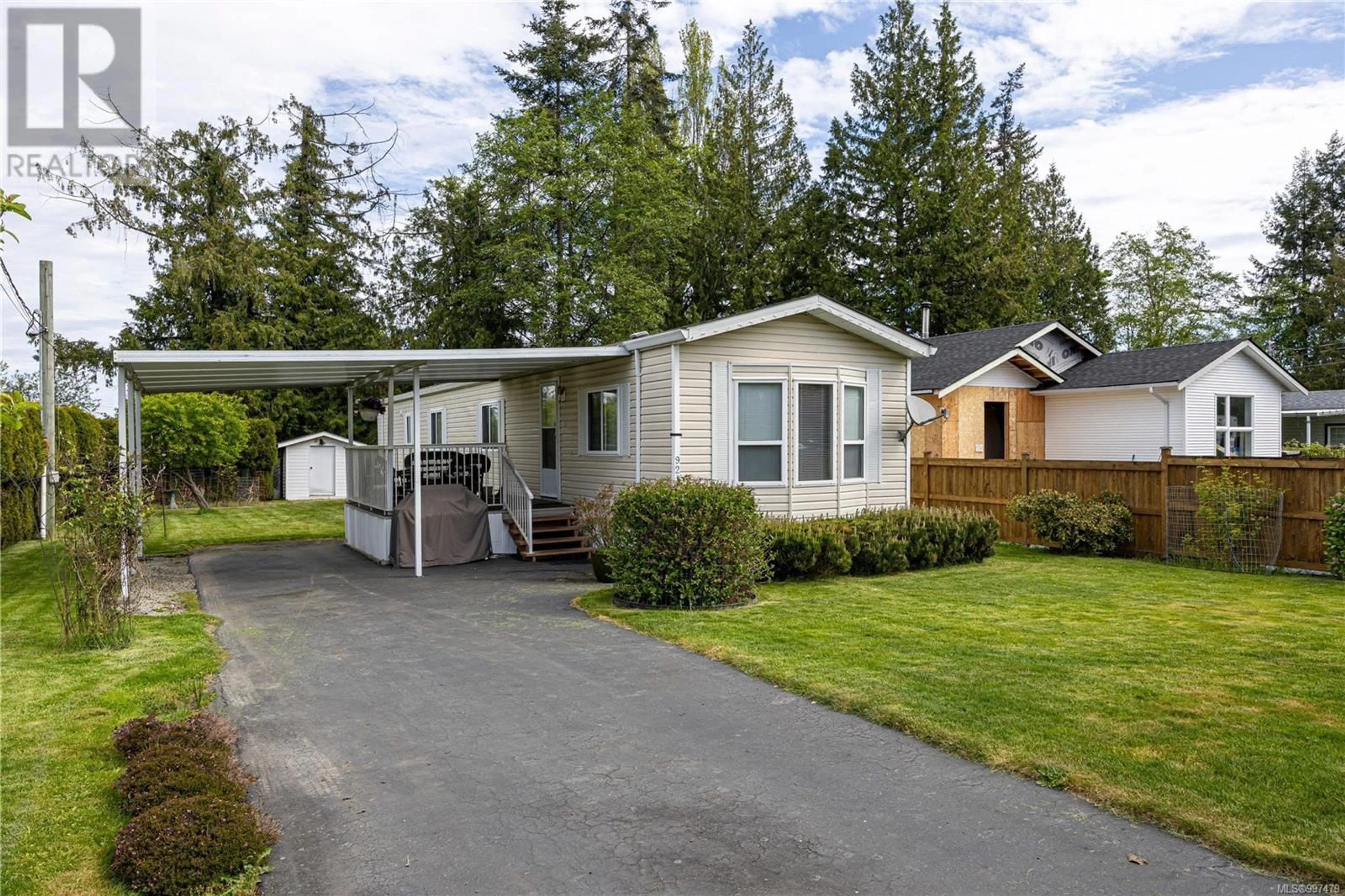 Home with vinyl exterior material, street for 921 RILEY ROAD, Parksville British Columbia V9P2L7