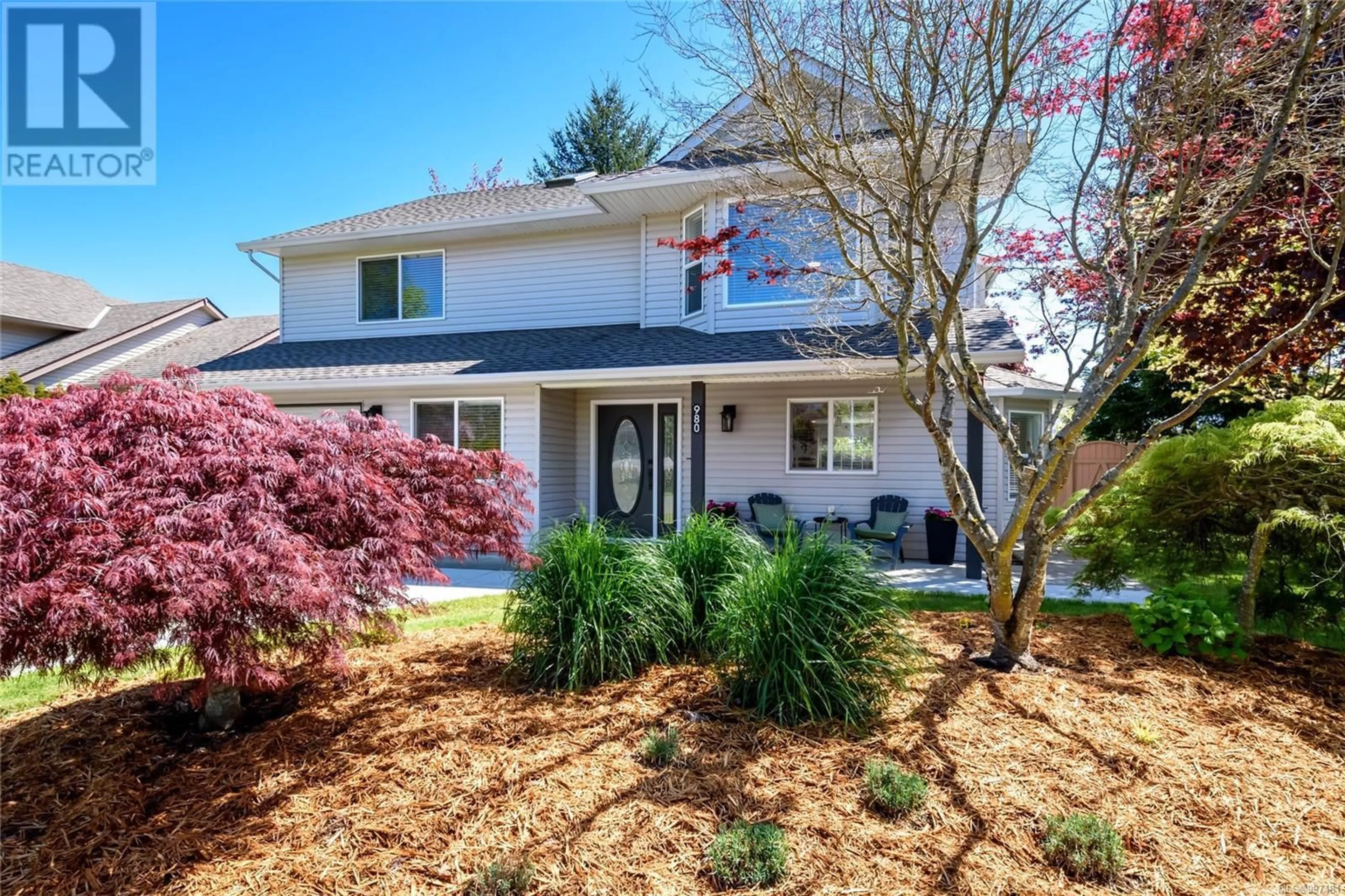Home with vinyl exterior material, street for 980 WADDINGTON CRESCENT, Courtenay British Columbia V9N9V6