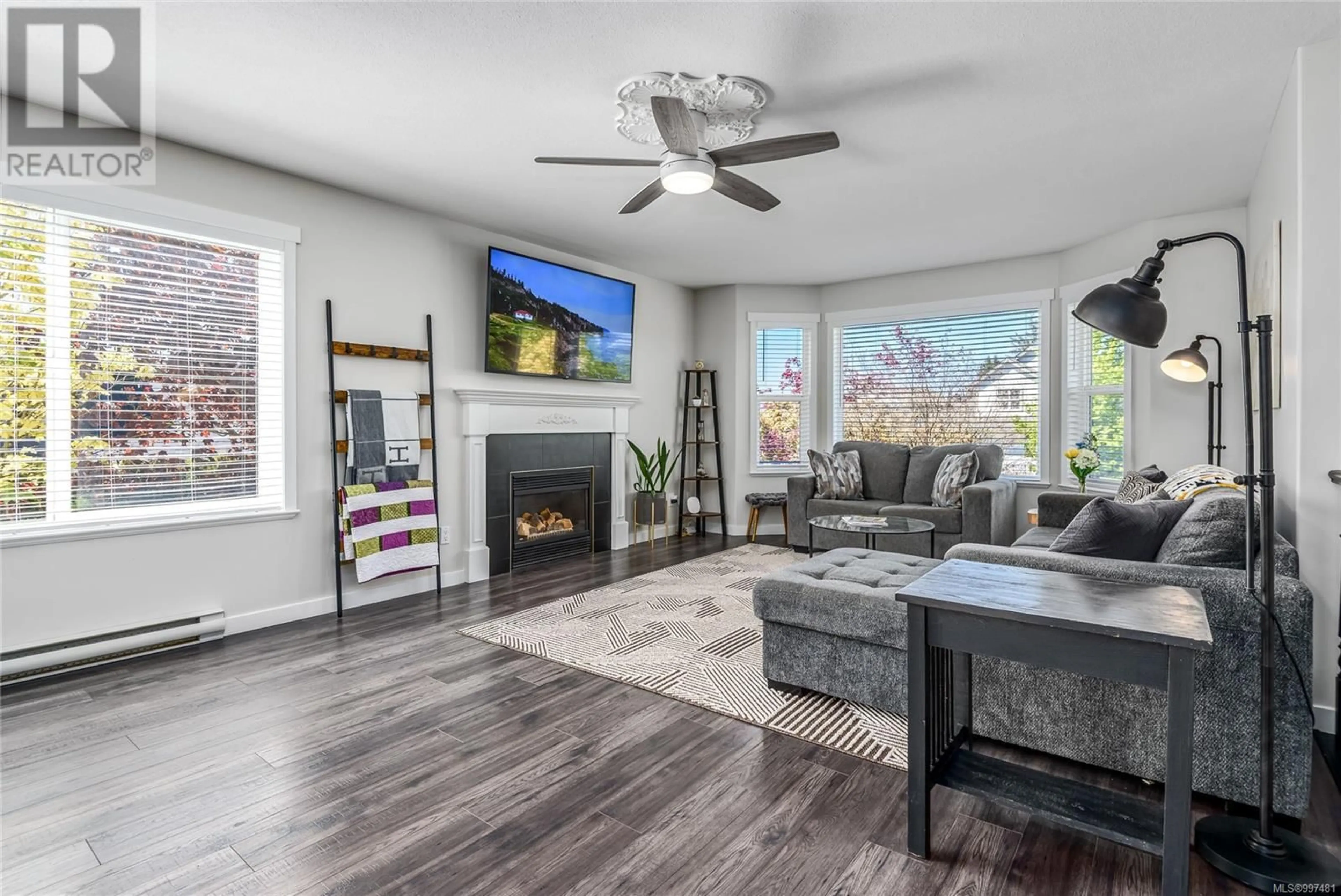 Living room with furniture, unknown for 980 WADDINGTON CRESCENT, Courtenay British Columbia V9N9V6
