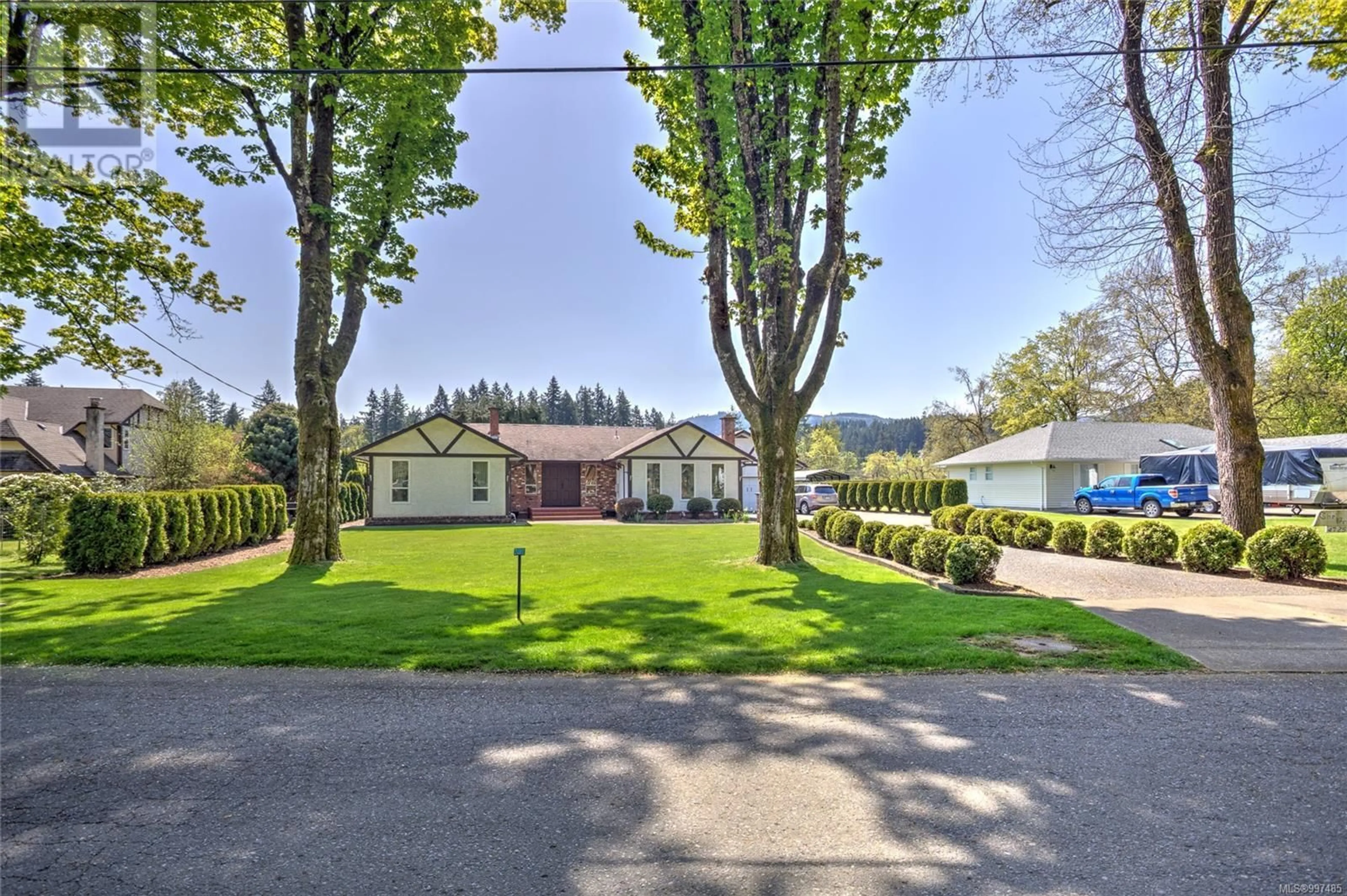 A pic from outside/outdoor area/front of a property/back of a property/a pic from drone, street for 4725 FAIRBRIDGE DRIVE, Duncan British Columbia V9L6N8