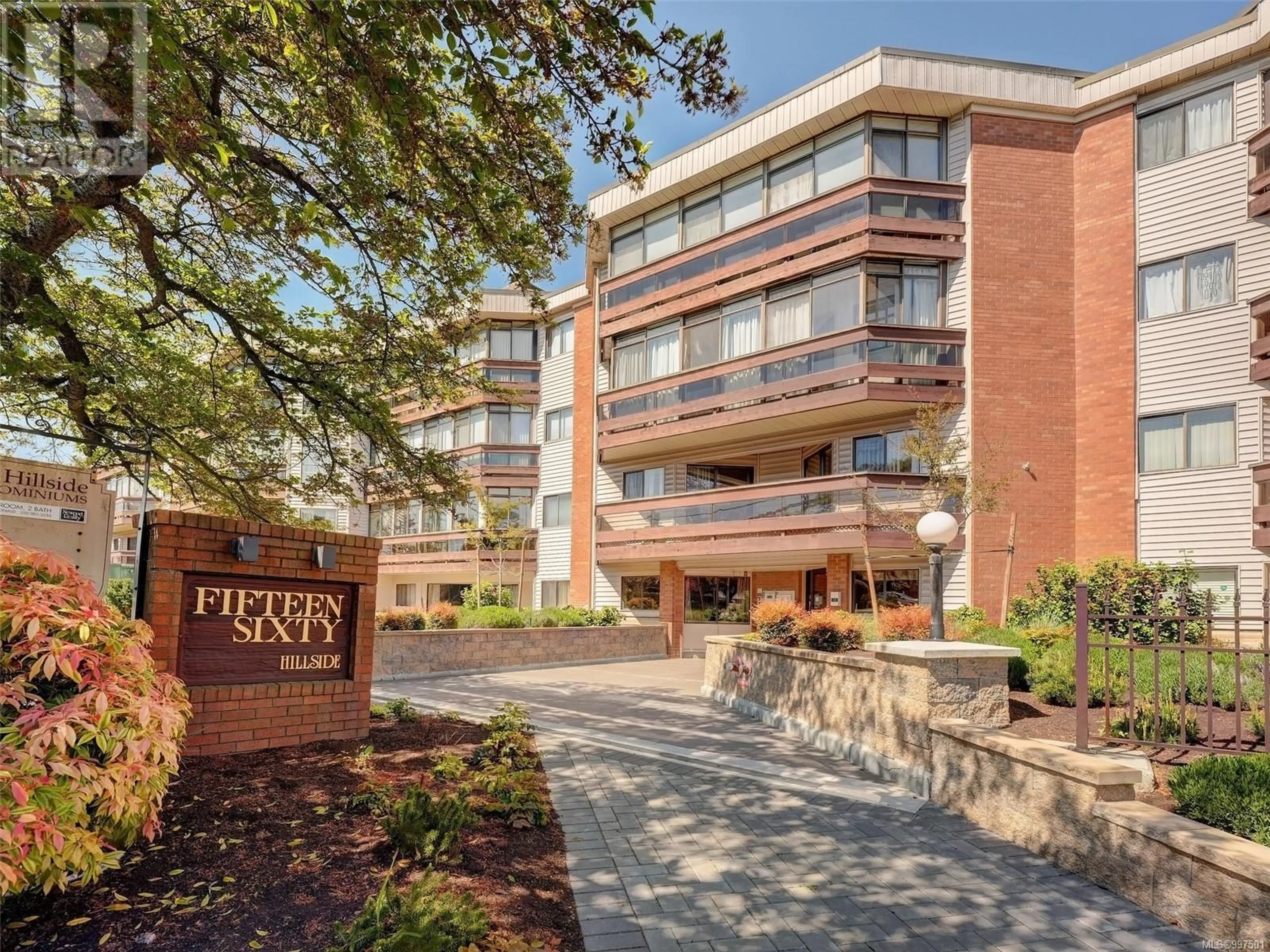 Indoor foyer for 404 - 1560 HILLSIDE AVENUE, Victoria British Columbia V8T5B8
