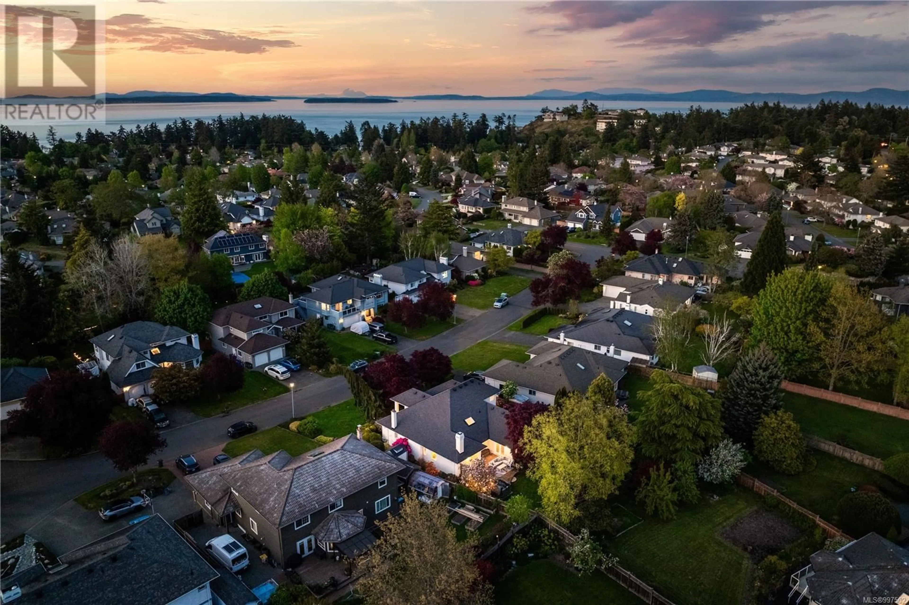 A pic from outside/outdoor area/front of a property/back of a property/a pic from drone, unknown for 1183 SLOAN TERRACE, Saanich British Columbia V8Y3C4