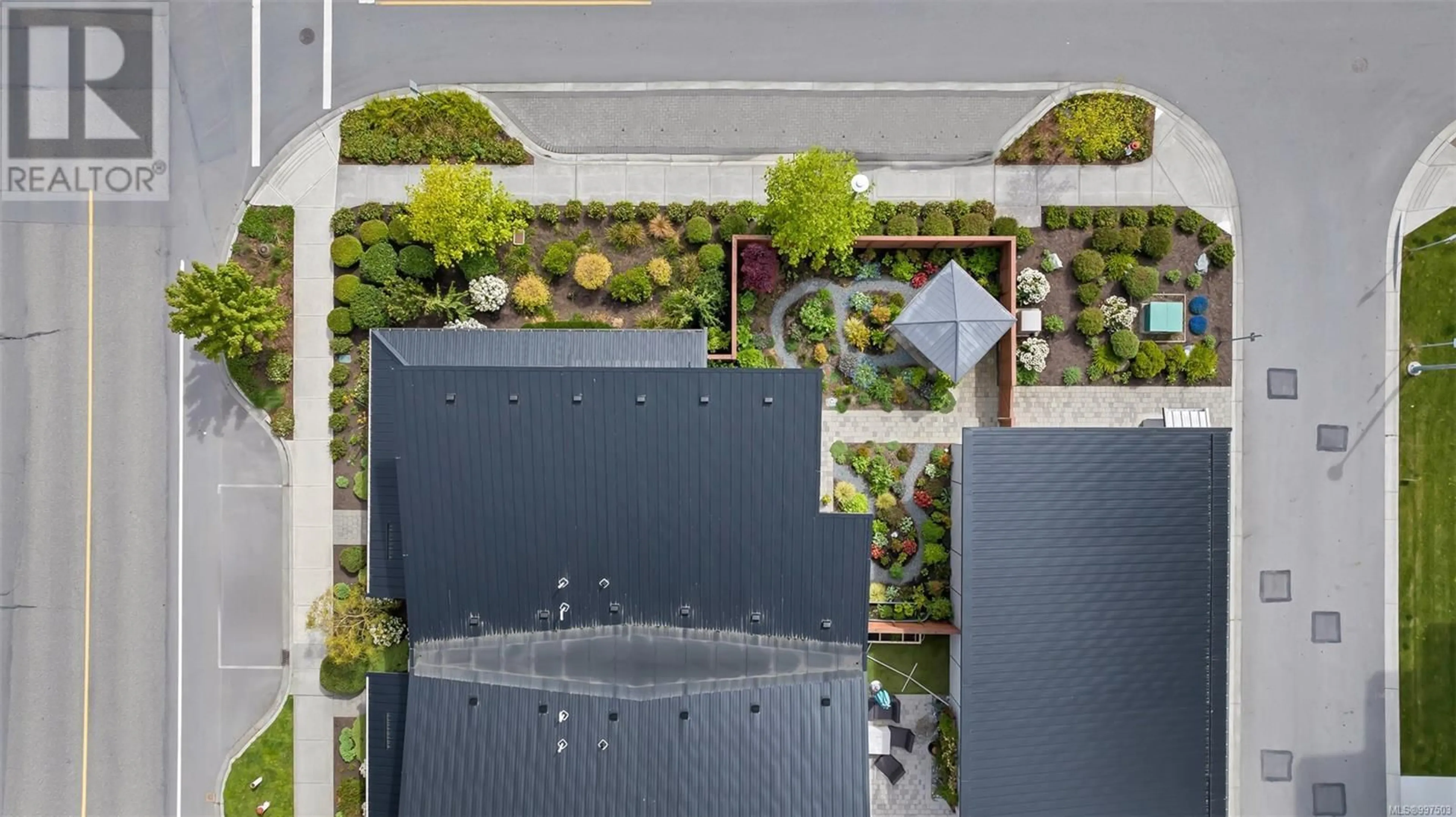 A pic from outside/outdoor area/front of a property/back of a property/a pic from drone, street for 7924 LOCHSIDE DRIVE, Central Saanich British Columbia V8M0B9