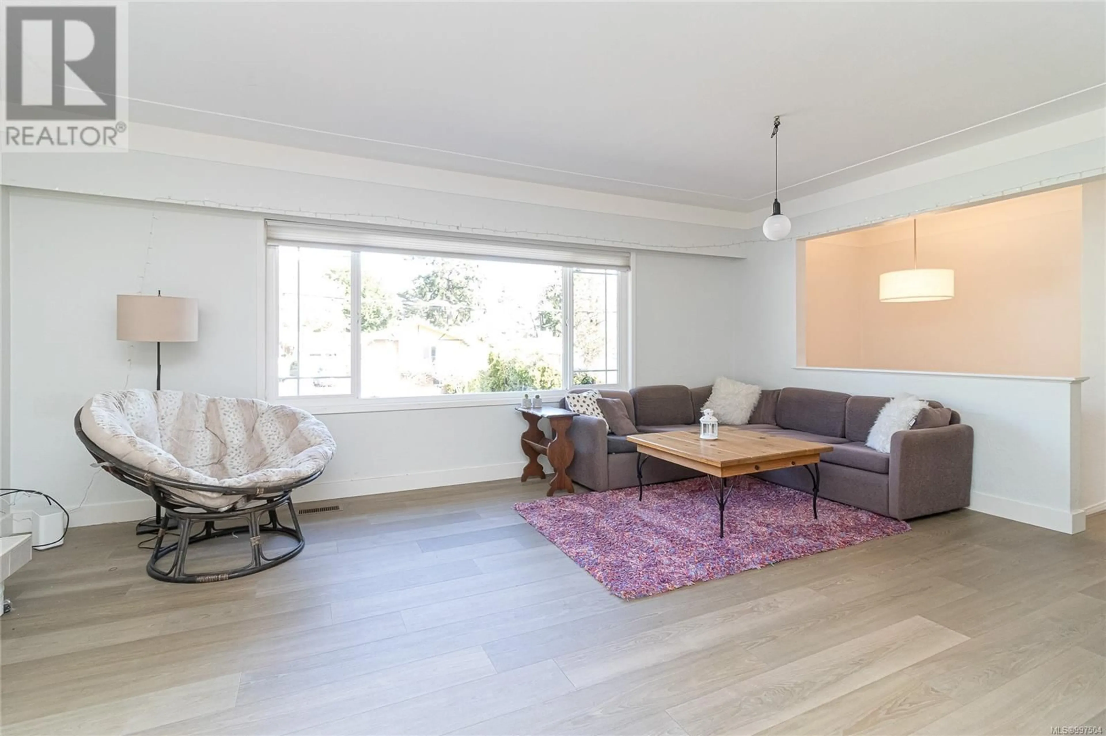 Living room with furniture, wood/laminate floor for 959 WOODHALL DRIVE, Saanich British Columbia V8X3L7