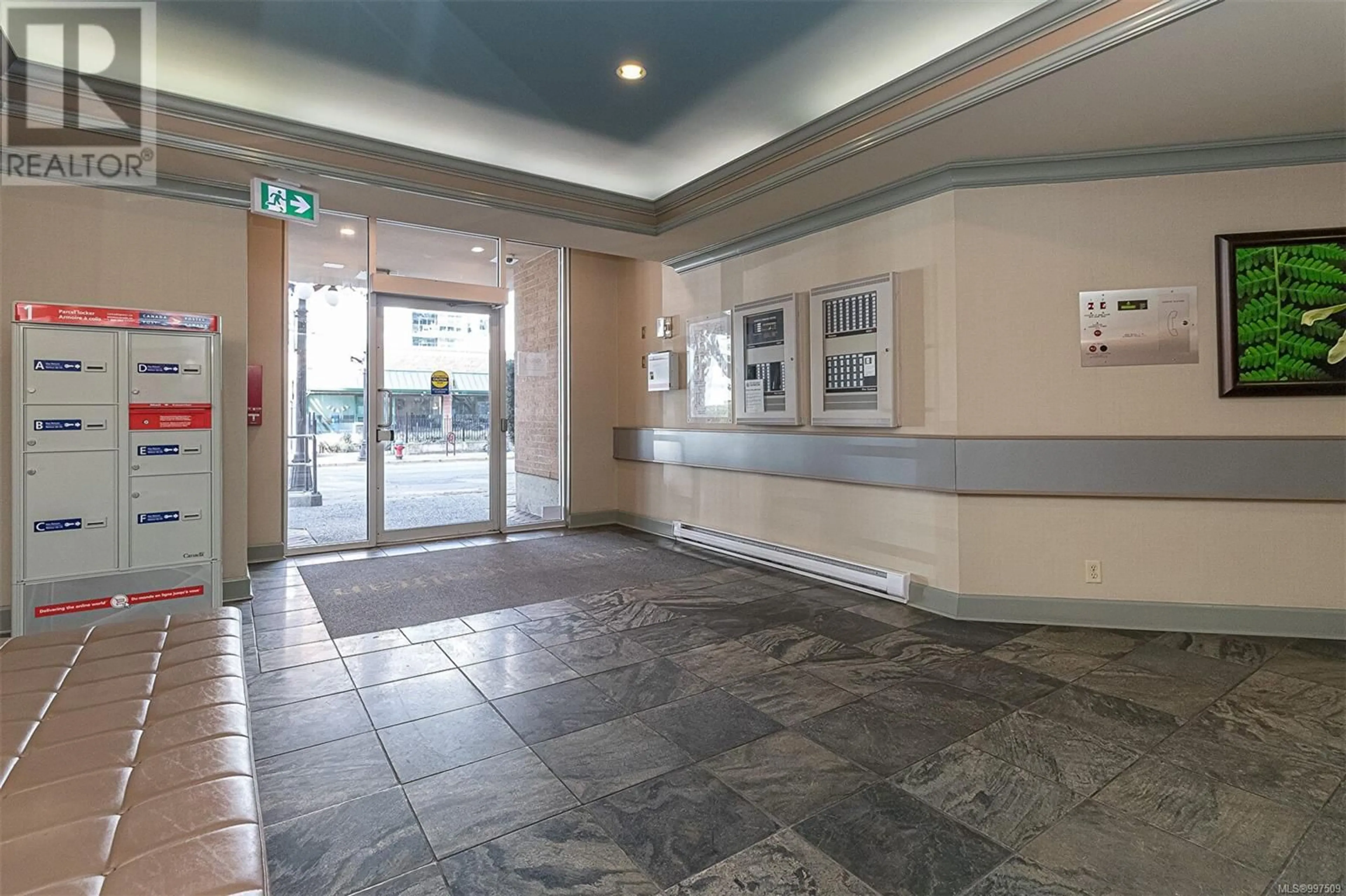 Indoor foyer for 210 - 835 VIEW STREET, Victoria British Columbia V8W3W8