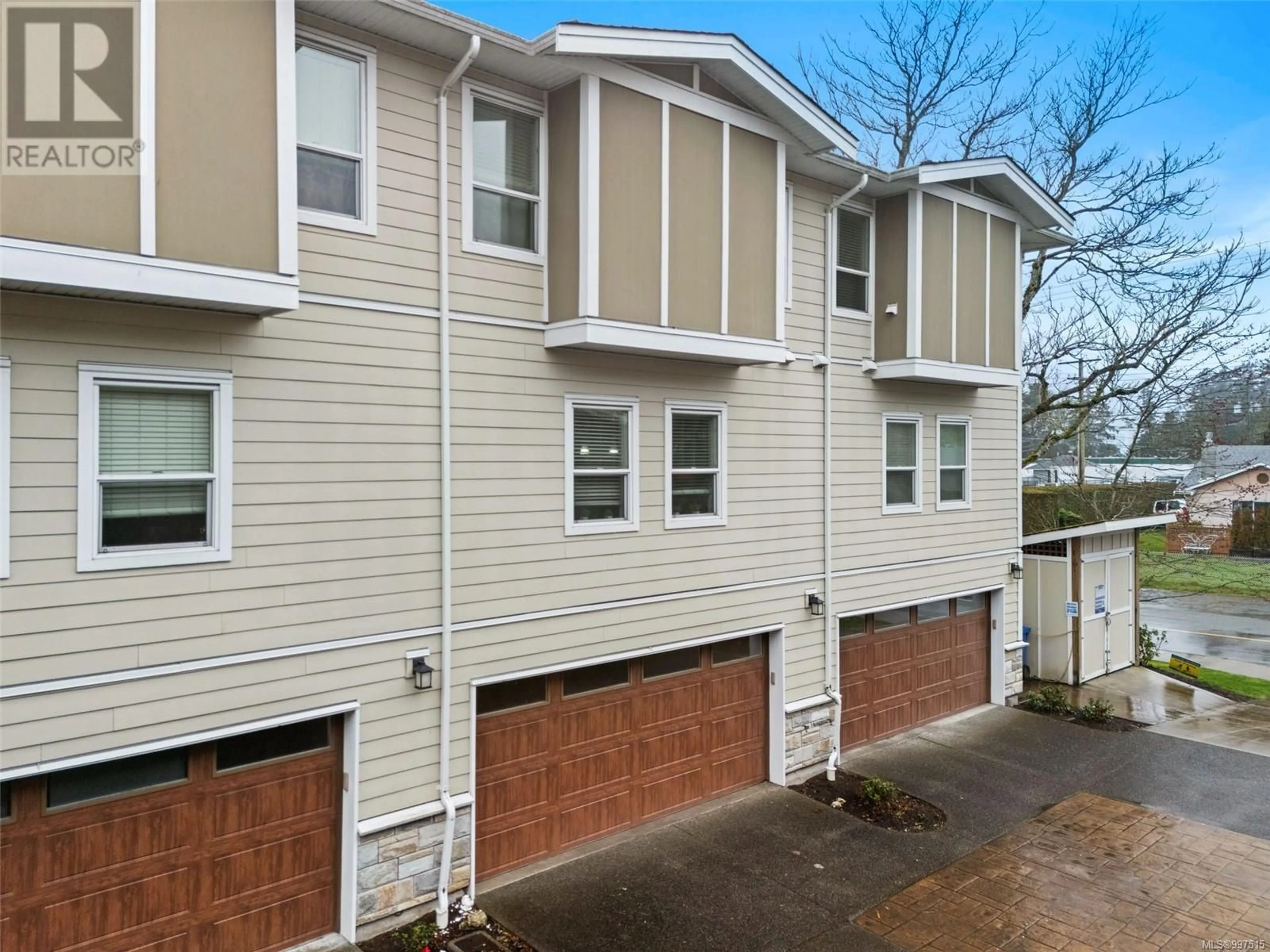 A pic from outside/outdoor area/front of a property/back of a property/a pic from drone, street for 996 DUNFORD AVENUE, Langford British Columbia V9B2S3